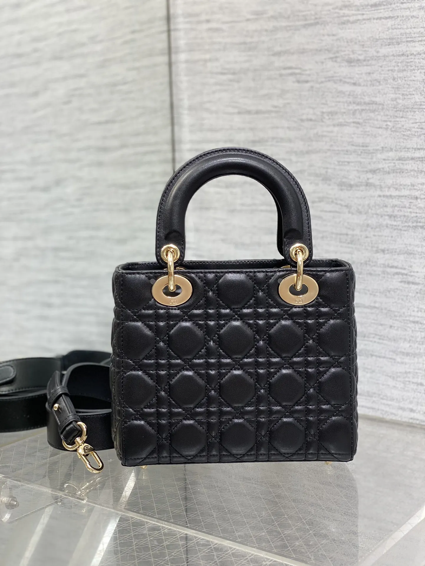 Dior Lady Dior Lady 黑色藤格手袋 宽肩带