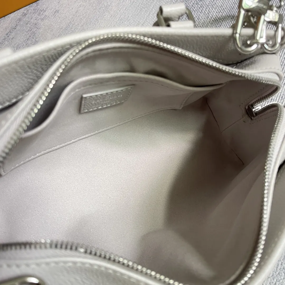 LV 牛皮 内外隔层可有序收納日常所需 紧凑构型方便以多种方式背 鏈條包 精致鏈條款(數字9) LV 牛皮 内外隔层可有序收納日常所需 紧凑构型方便以多种方式背 鏈條包 精致鏈條款(數字9)