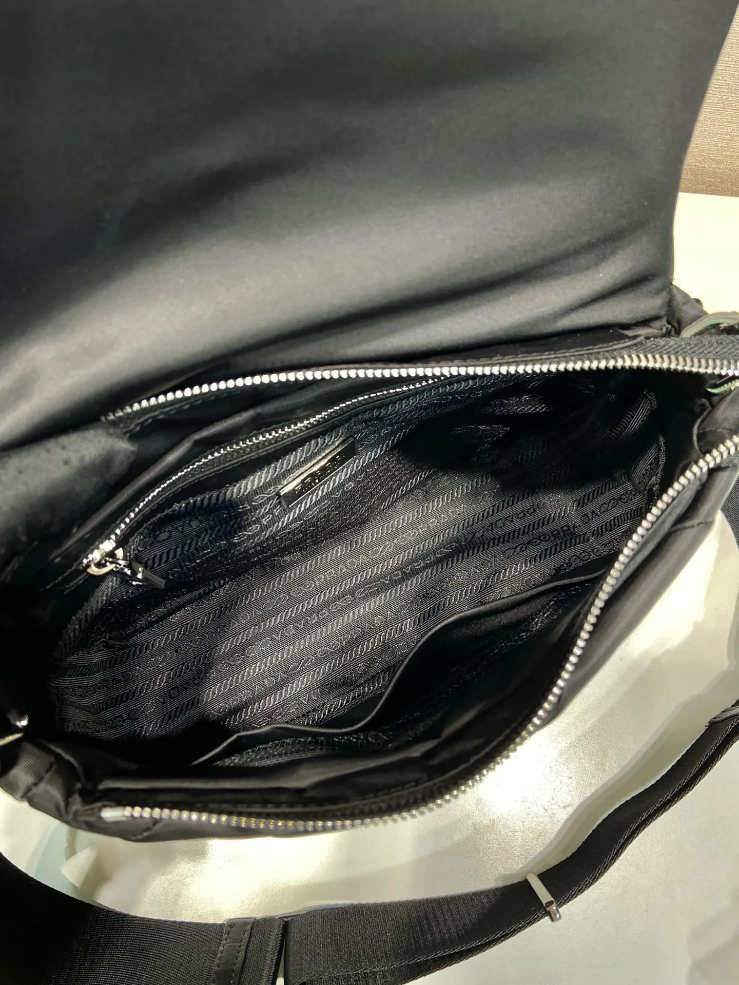 Prada Re-Nylon 钱包