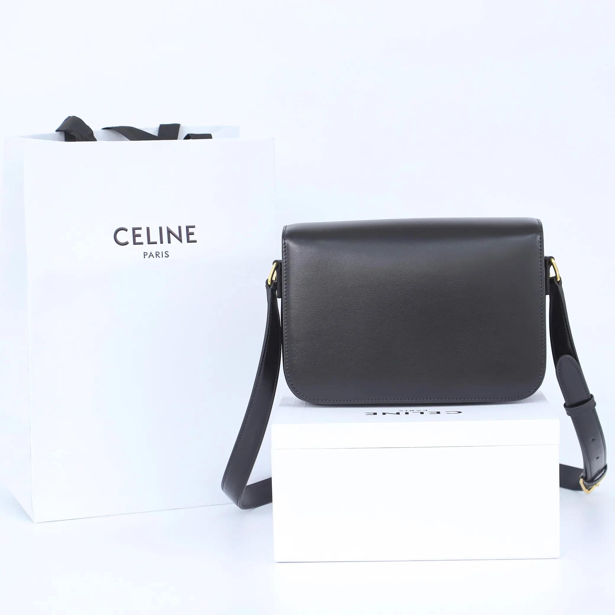 Celine 牛皮 将復古元素与品牌一向拿手的利落线条向结合 气质高贵 水桶包 休閒水桶款