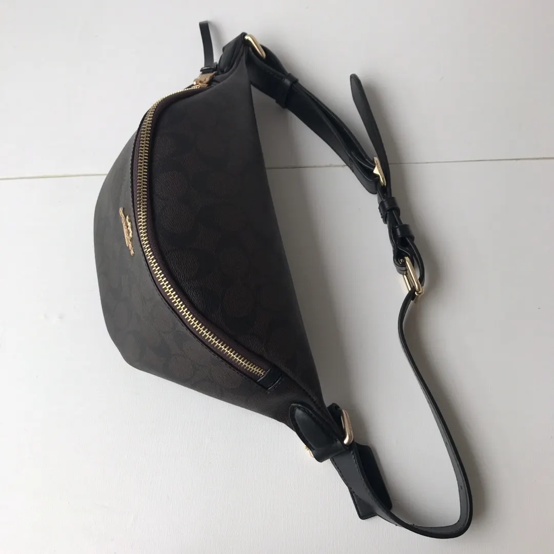 Coach 女士 經典Logo腰包 胸包 休閒腰包款