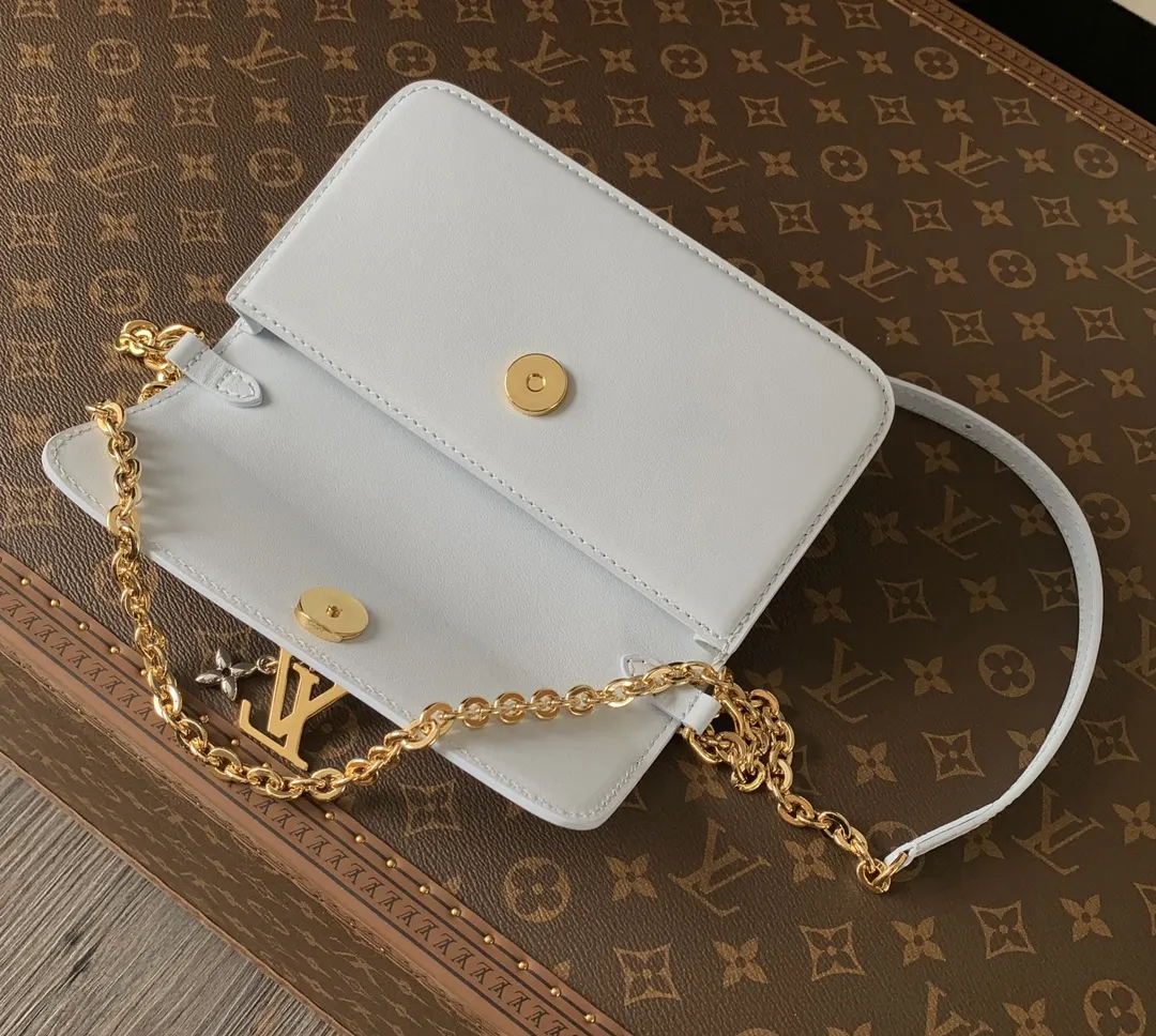 LV 黑色 杏色 牛皮 灵感源自品牌經典 Mo图案的装饰点缀其 鏈條包 精致鏈條款
