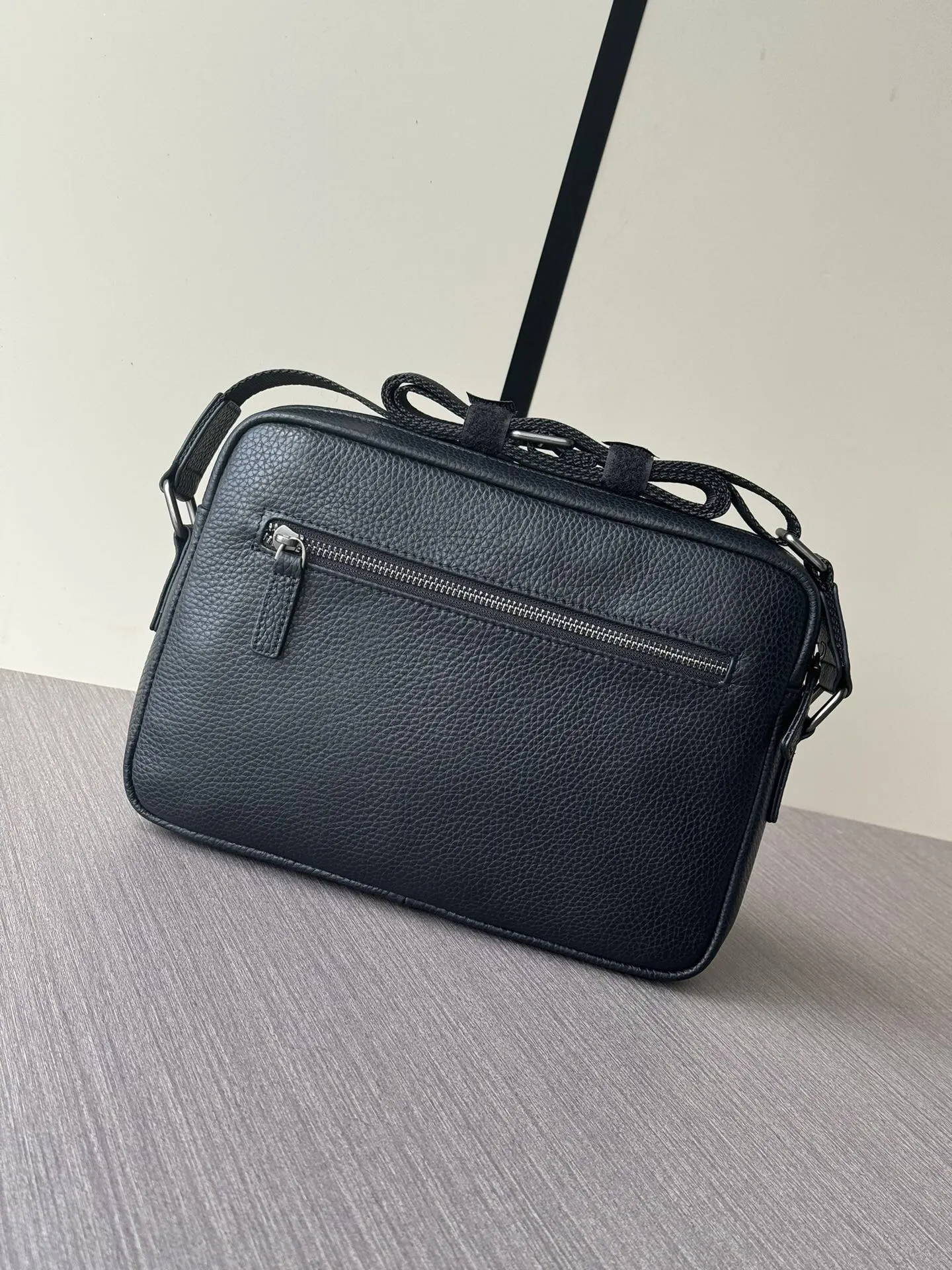Prada 黑色 牛皮 Logo 斜挎包