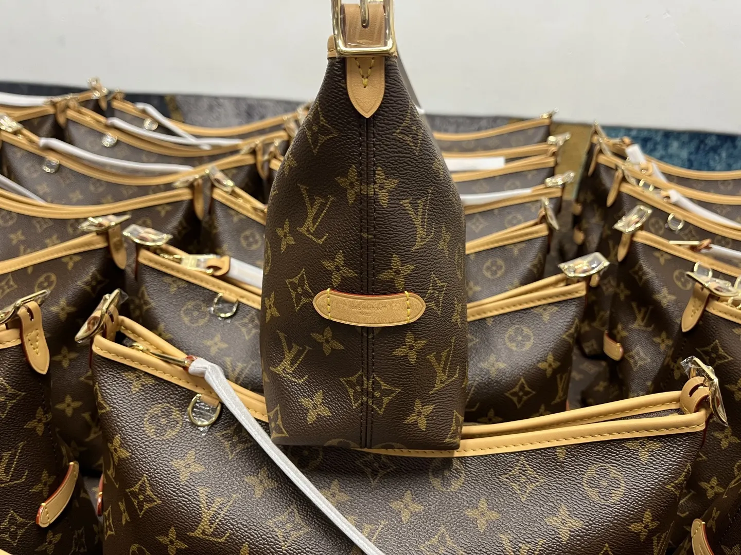 CarryAll EAST WEST 手袋 已到 水桶包 休閒水桶款