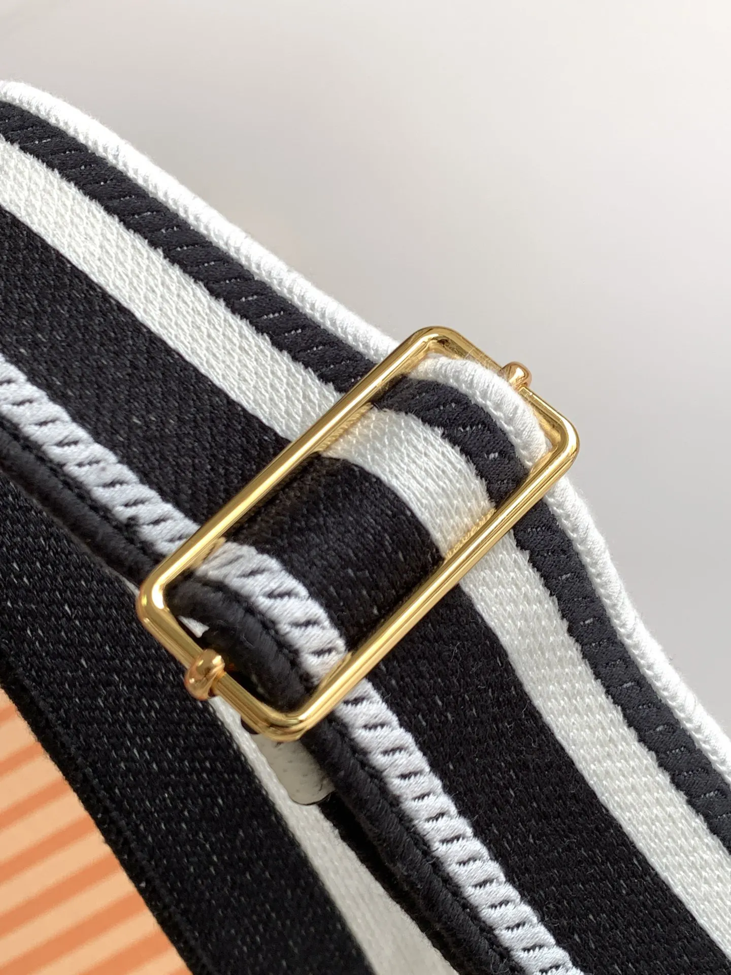 Prada Saffiano 1BD317P700 皮革 刺繡 斜背包