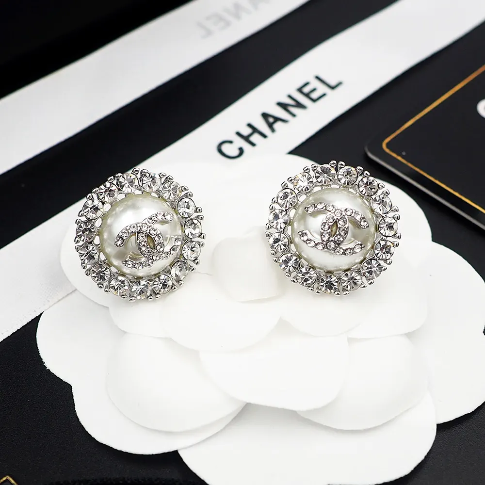 Chanel 珍珠 耳钉 小巧点缀 耳饰