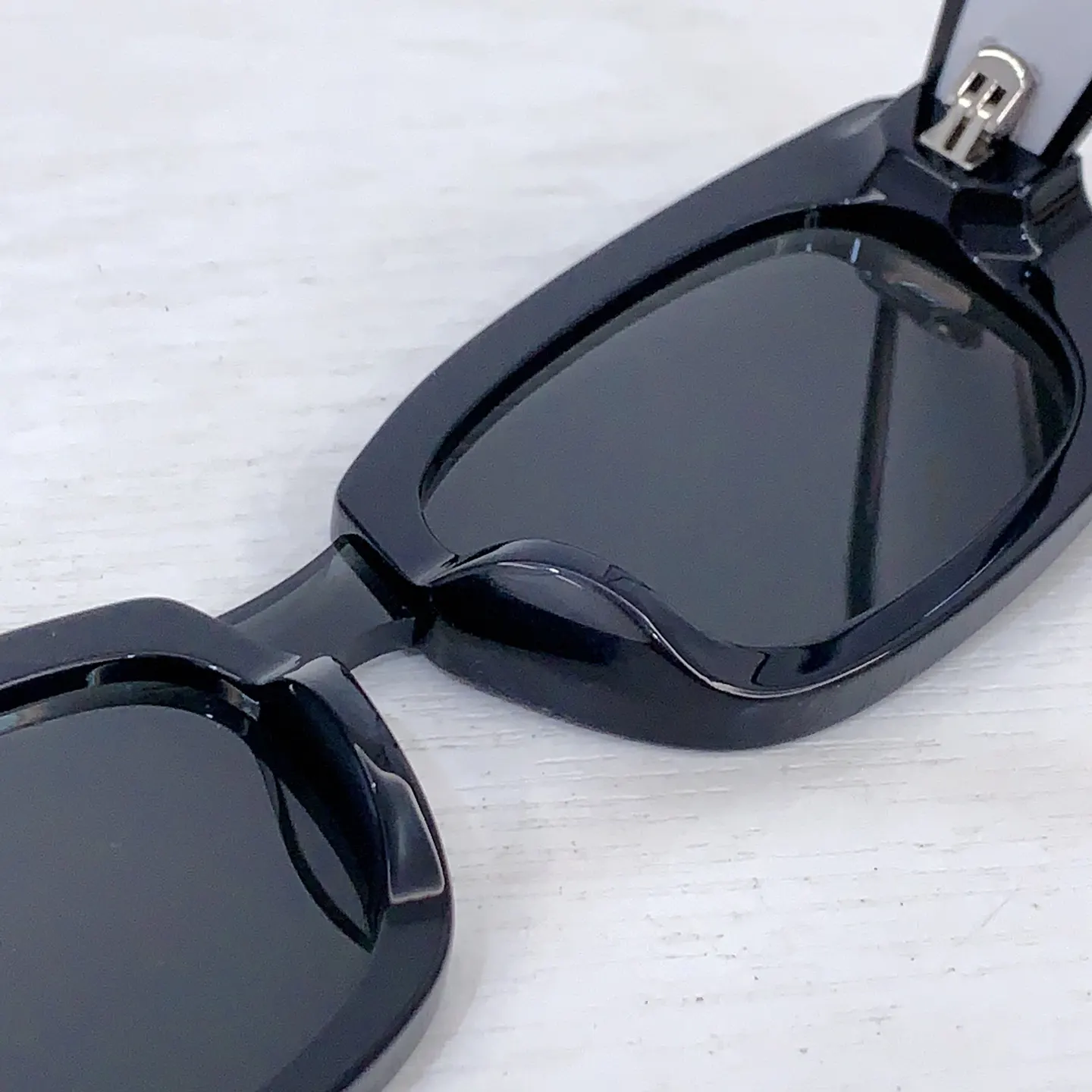 Prada PR 2151S 太阳镜
