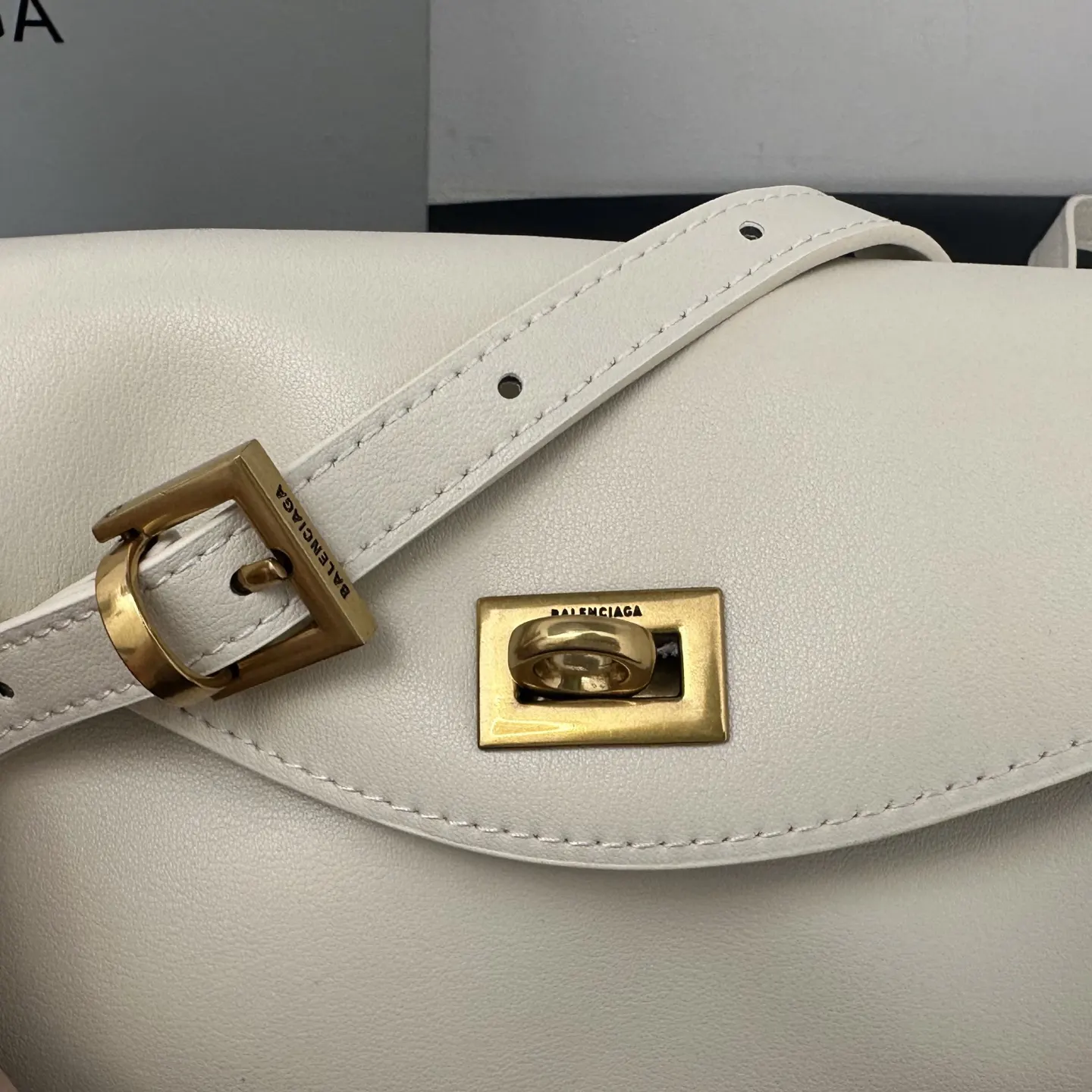 Balenciaga 牛皮 斜挎包 日常搭配