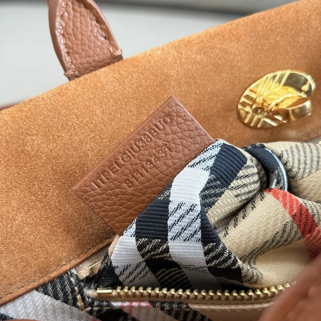 Burberry 米色 经过细腻打磨处理 呈现柔软觸感 托特包 大容量托特款