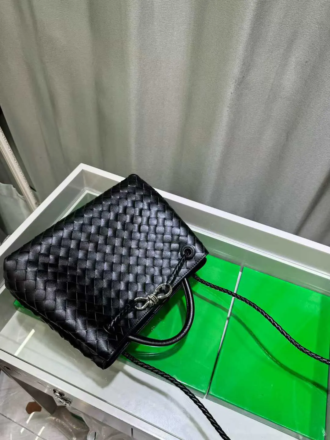 Bottega Veneta 黑色 银色 斜挎包 轻便斜挎款