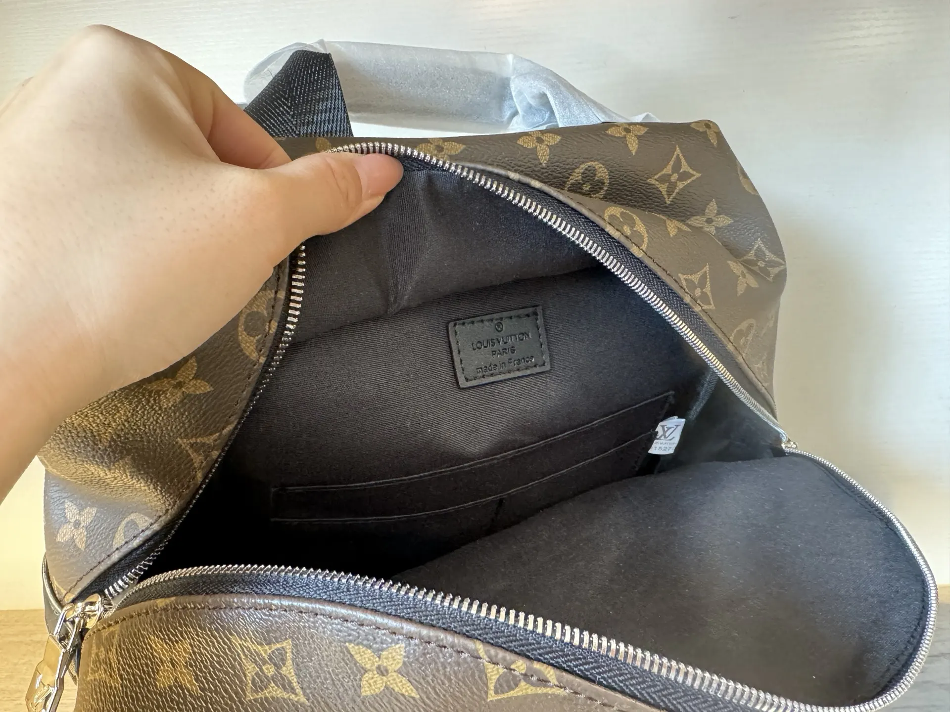 LV 潮男必备单品 潮牌雙肩背包 定制五金 设 雙肩包 实用雙肩款