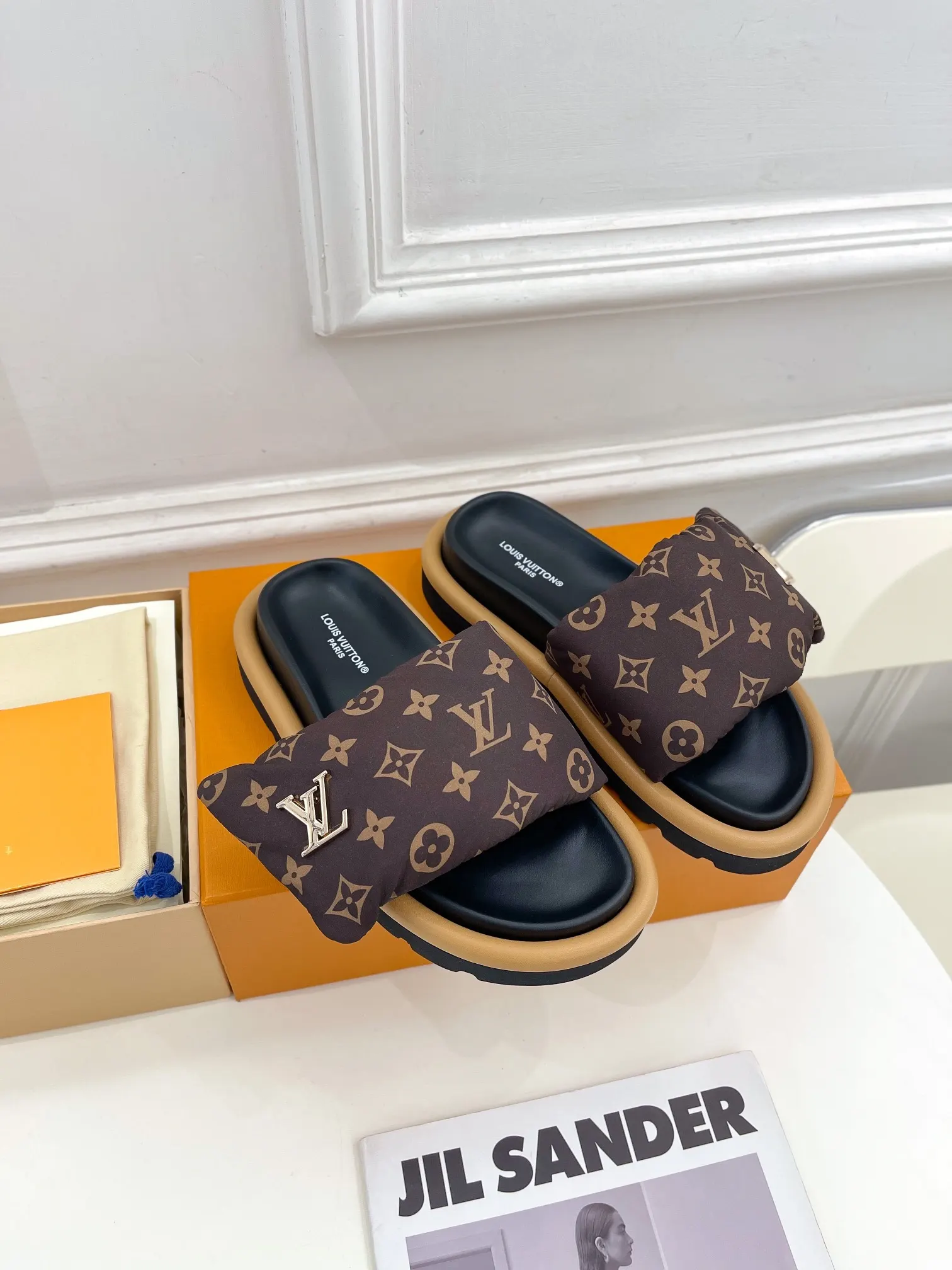 LV platform slippers, casual and versatile Image 2 LV platform slippers, casual and versatile Image 2