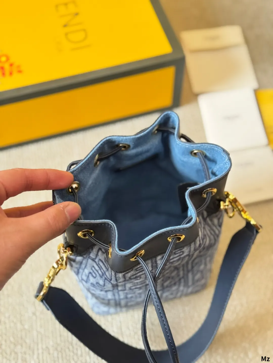 Fendi 一长一短两条可拆卸肩带 可單肩背或斜挎 水桶包 休閒水桶款