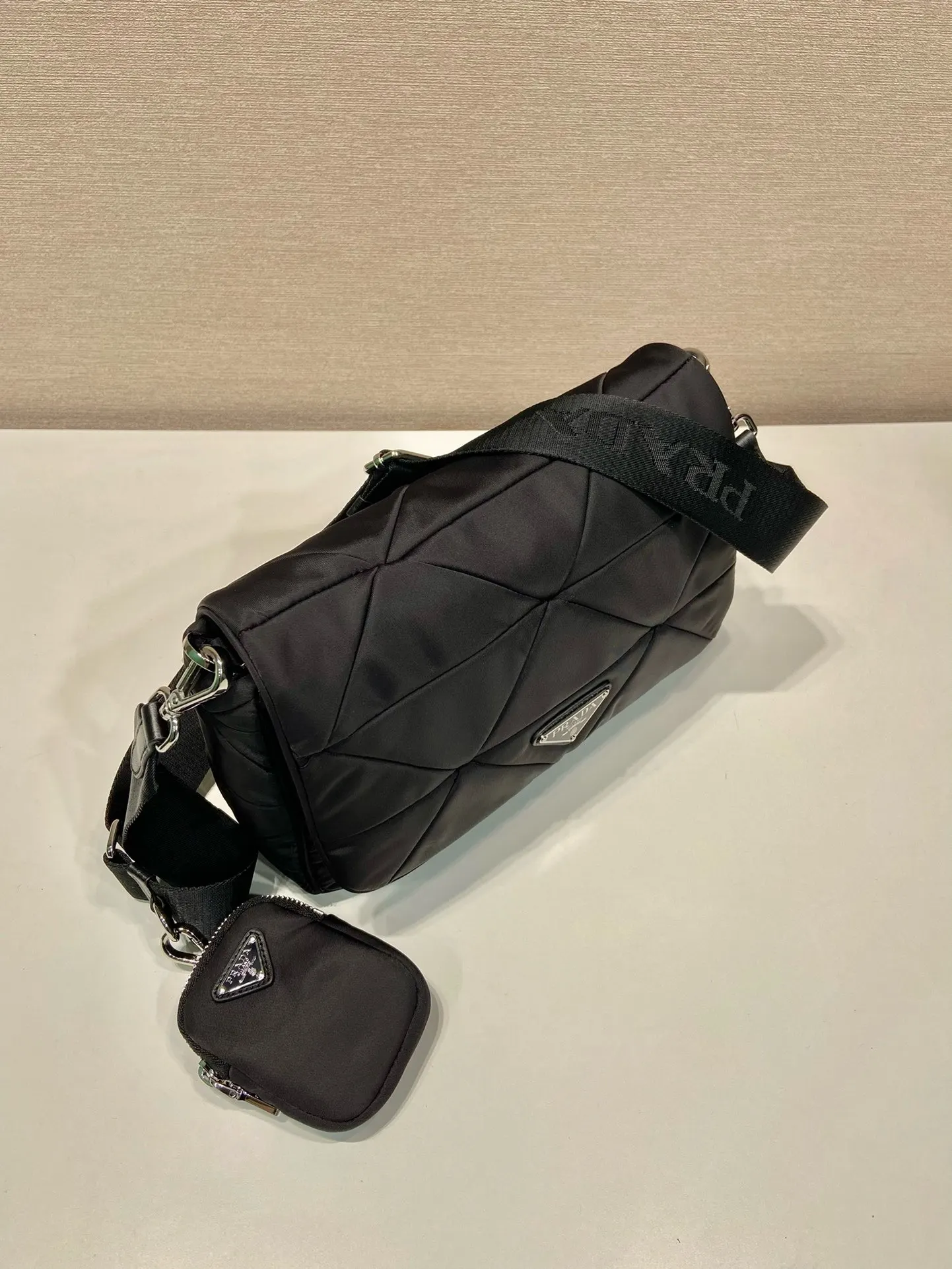 Prada Re-Nylon 钱包