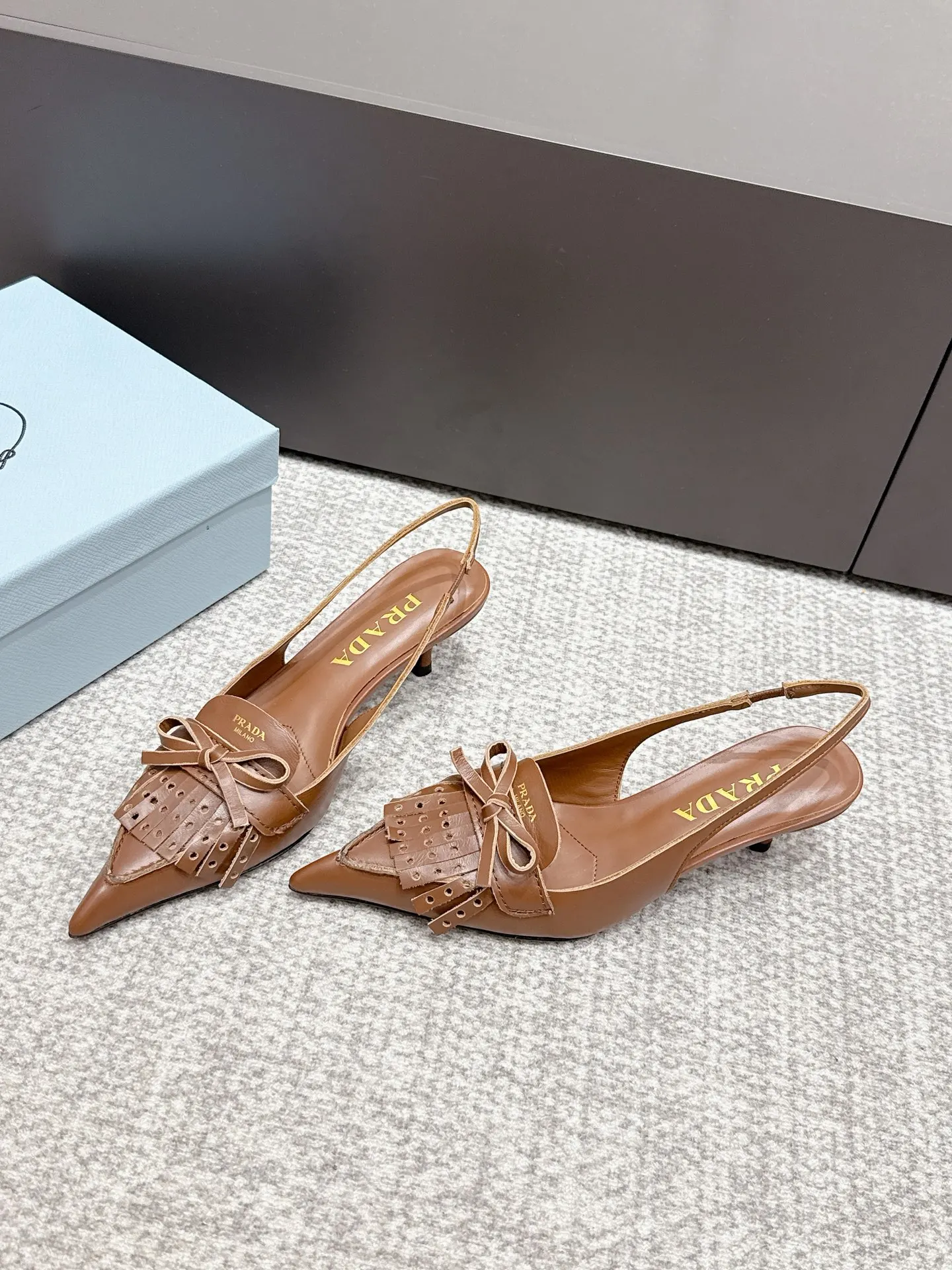 PRADA 牛皮 羊皮 休闲鞋 舒适百搭款