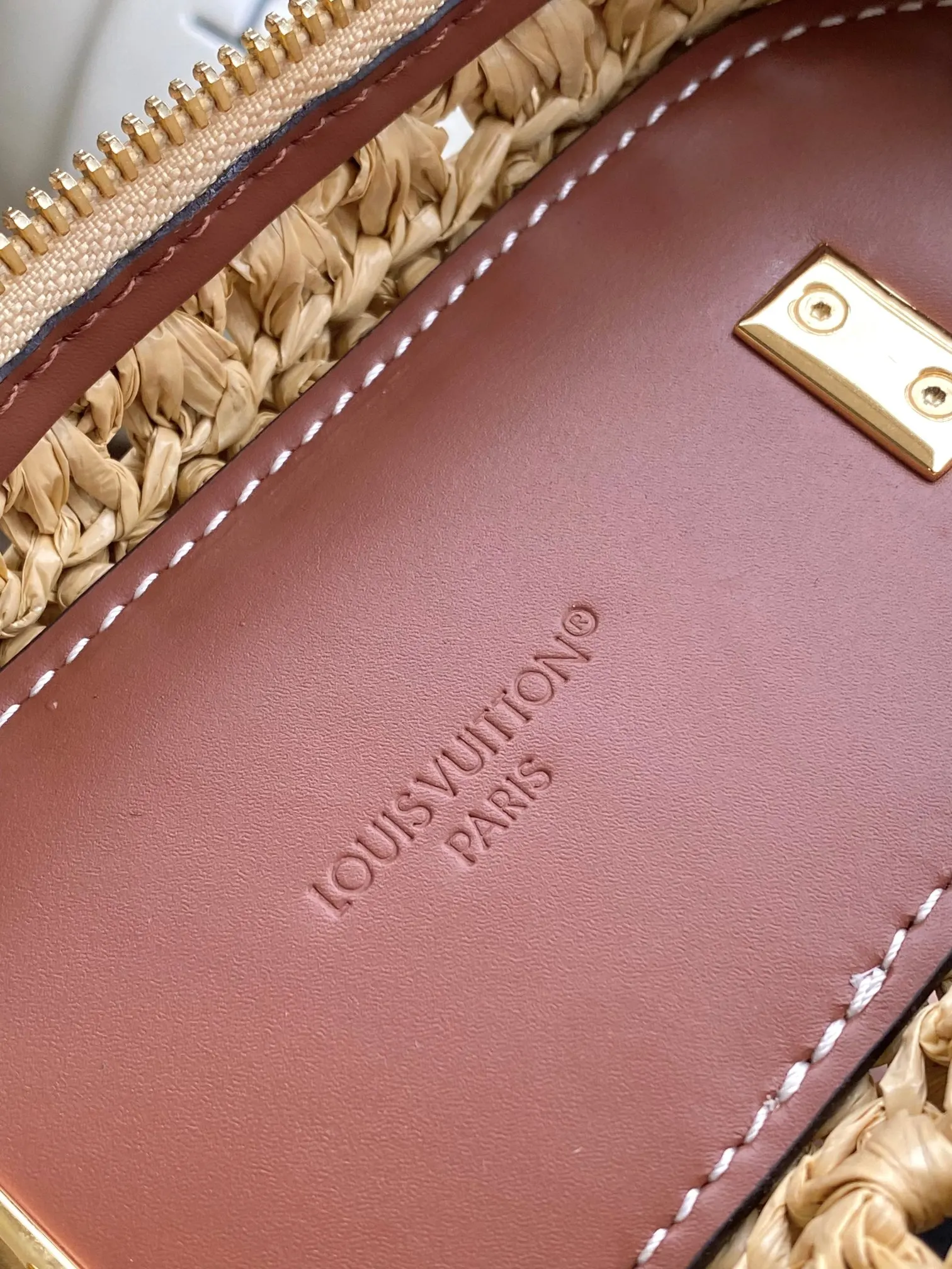 LV 牛皮 海 外单 独实家拍 半钢 VANITY 鏈條包 精致鏈條款(數字9) LV 牛皮 海 外单 独实家拍 半钢 VANITY 鏈條包 精致鏈條款(數字9)