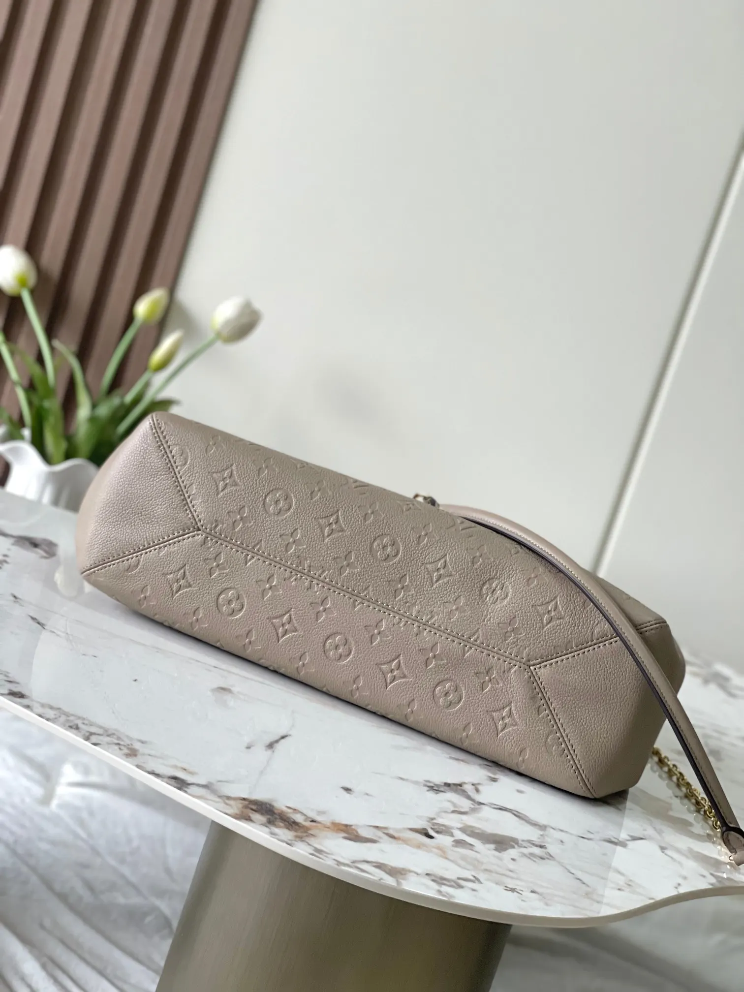 LV 牛皮 Anytime 中号手袋回溯诞生于 鏈條包 精致鏈條款