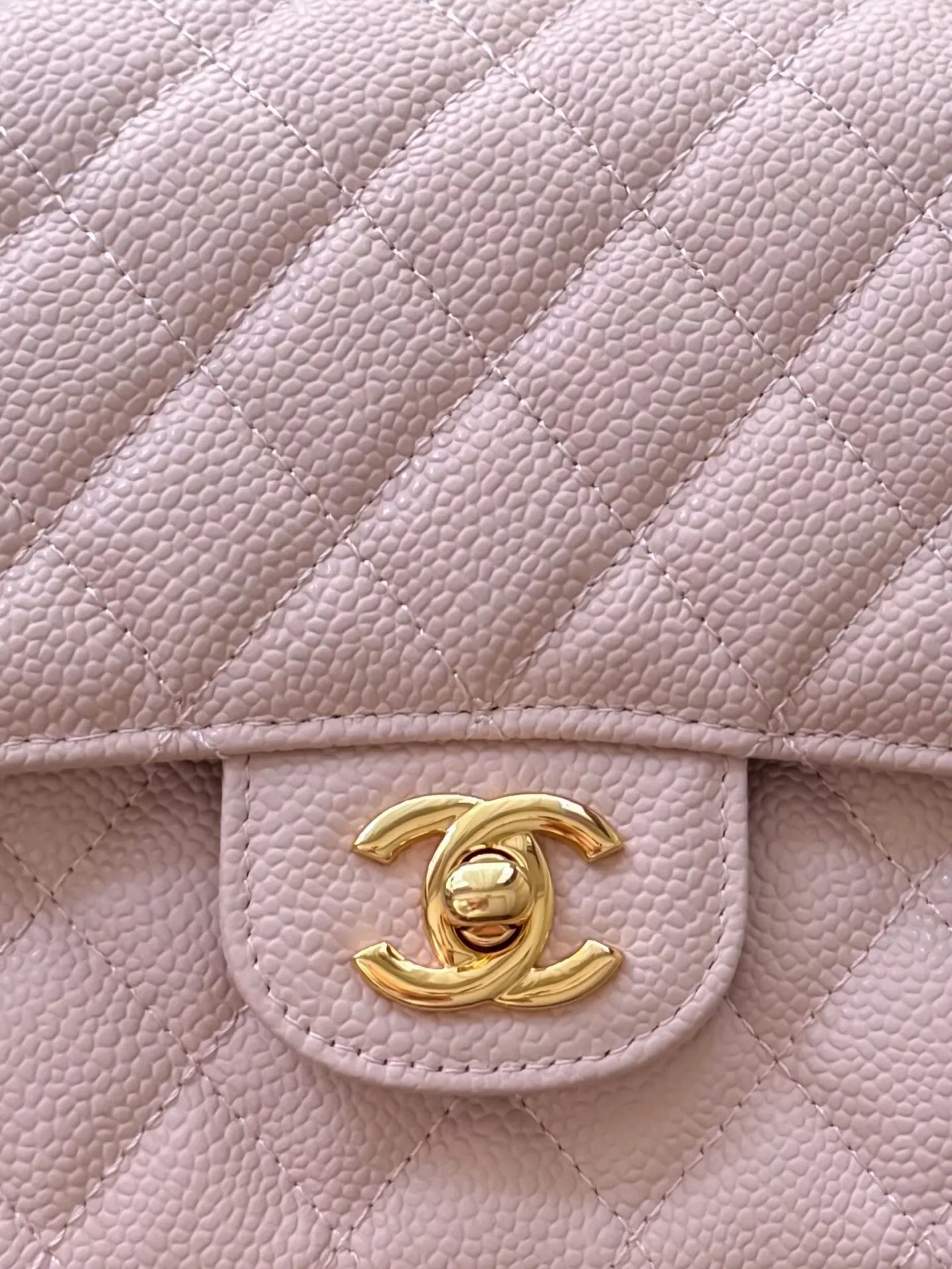 Chanel 浅粉色鱼子酱牛皮翻盖链条包 金扣