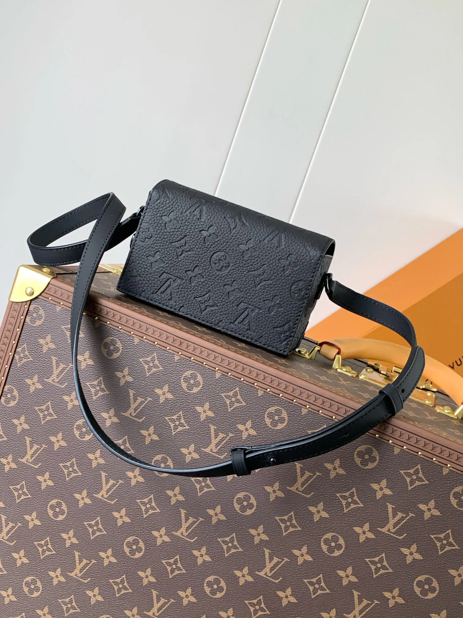 牛皮 拉链内袋稳妥收纳随行物品 可调节肩带实现舒适肩背 链条包 精致链条款