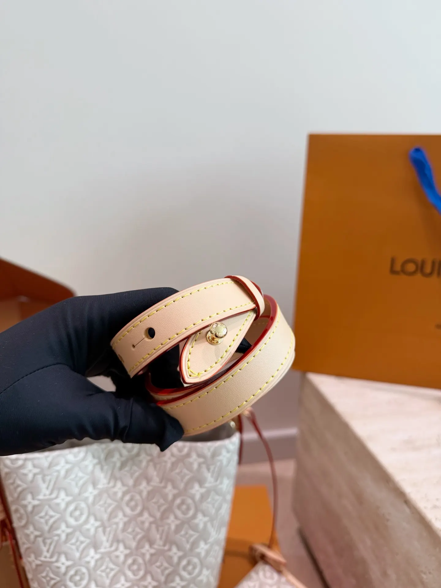 LV 牛皮 浅色帆布轻微防水 日常通勤或休闲都很适合 斜挎包 轻便斜挎款