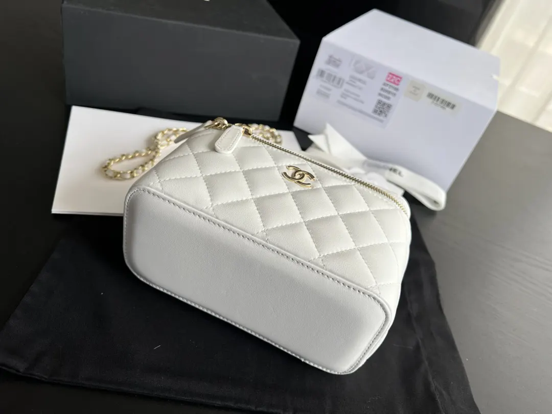CHANEL 19 Bag 白色羊皮菱格链条包 礼盒款