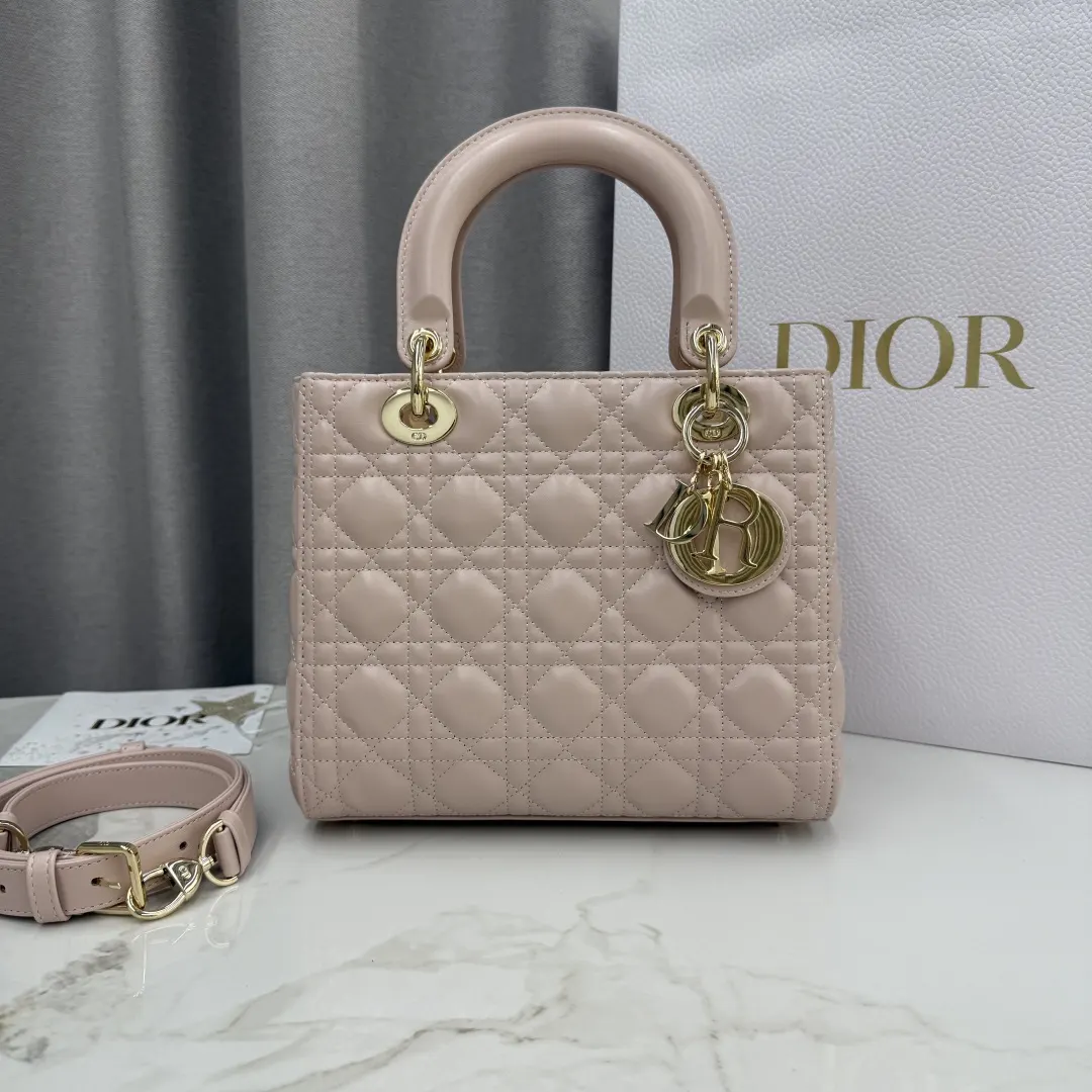 Dior Lady Dior 米色羊皮卡夹 标签细节款