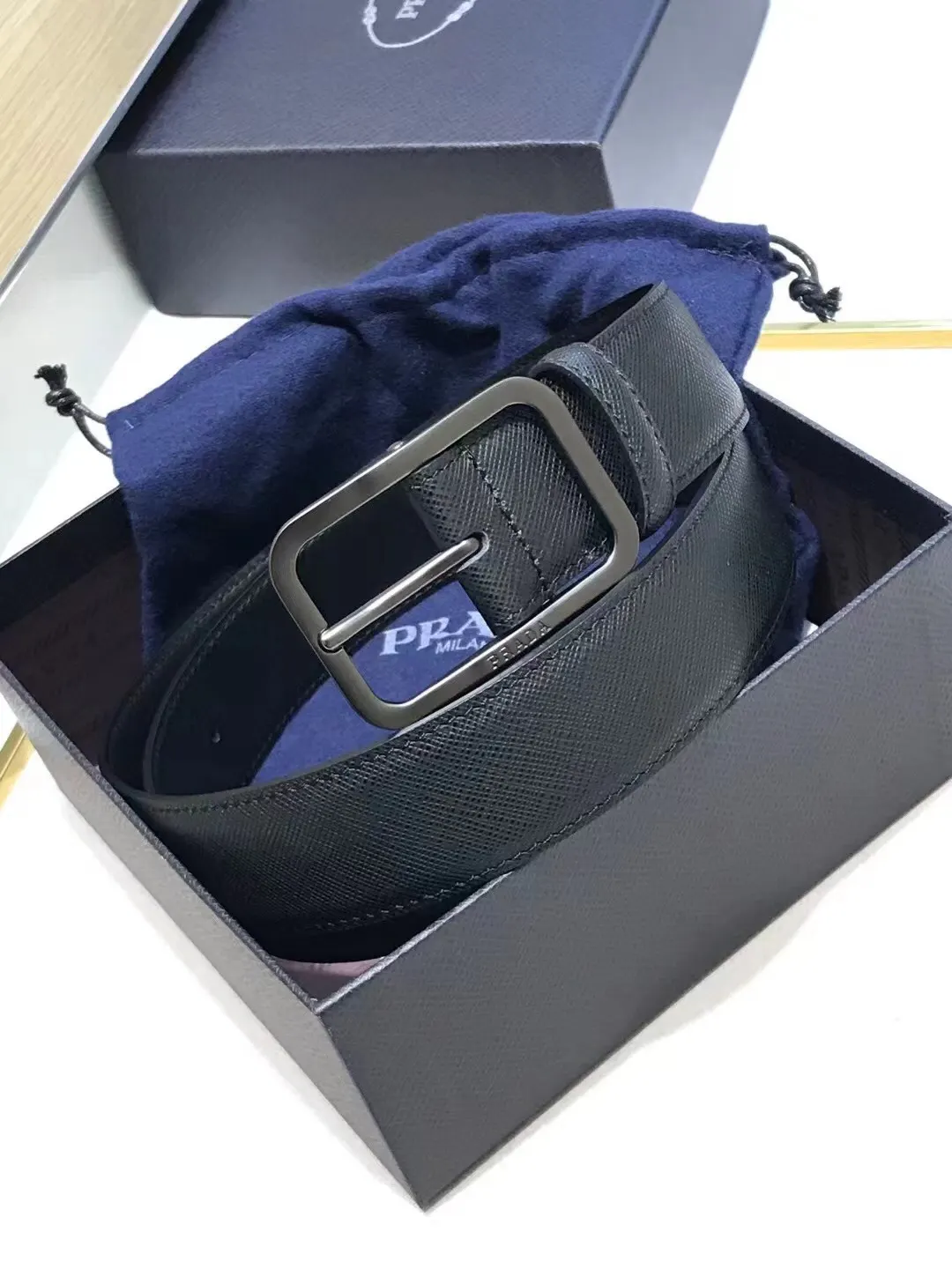 Prada 牛皮 腰带 通勤搭配