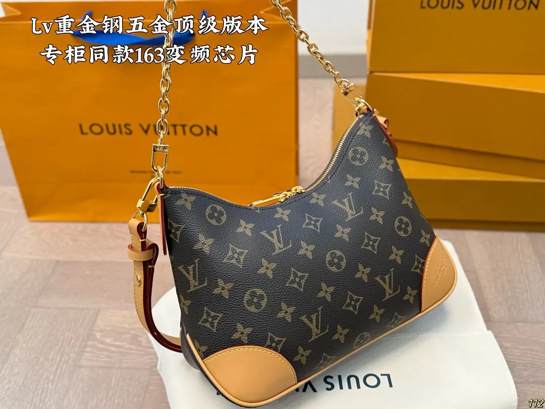 包型中等大小 正合适 容量超足 各种随身小物品都能轻 斜挎包 轻便斜挎款