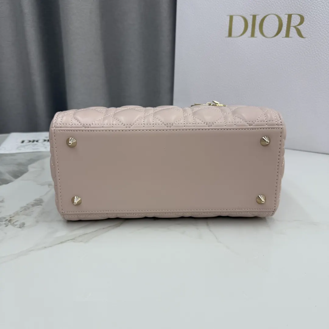 Dior Lady Dior 米色羊皮卡夹 标签细节款