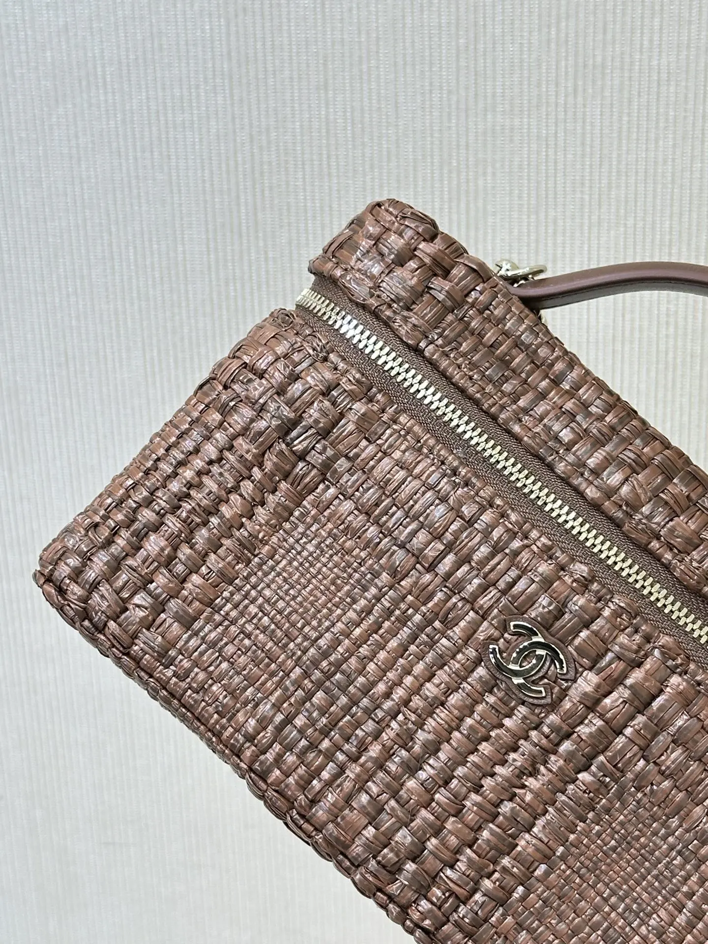 CHANEL 经典的双c加上今年的编织元素 又多了一丝丝的老钱感 斜挎包 轻便斜挎款