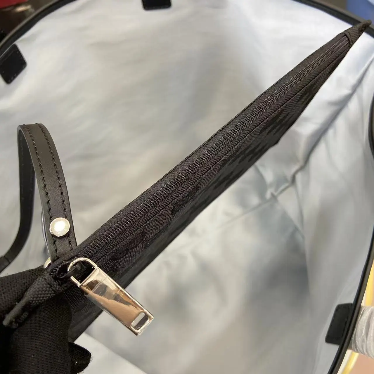 Gucci 黑色 白色 尼龍 托特包 大容量托特款(數字9) Gucci 黑色 白色 尼龍 托特包 大容量托特款(數字9)