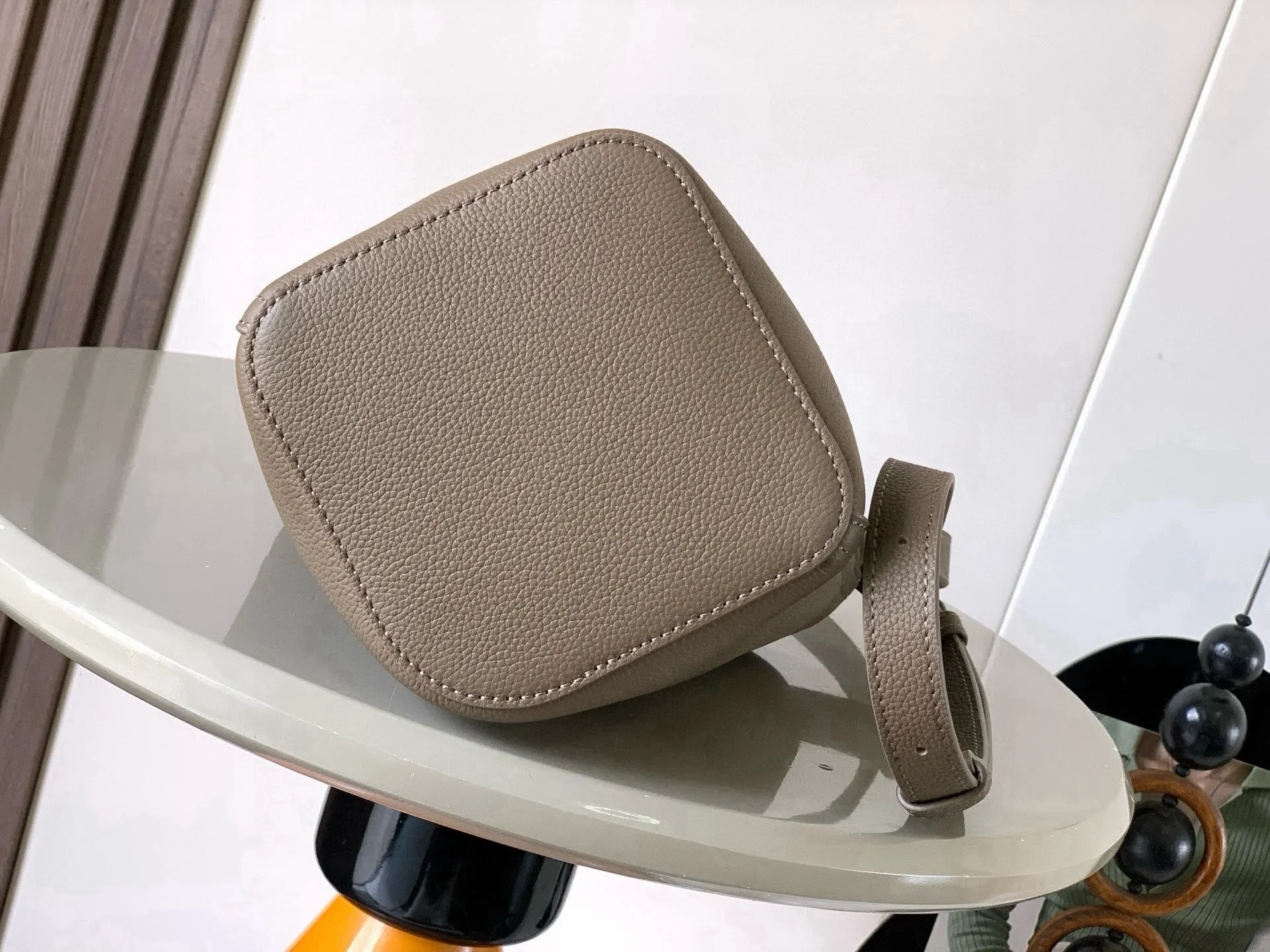 牛皮 迷你柔软粒面牛皮革 Pebble Bucket 水桶 水桶包 休闲水桶款