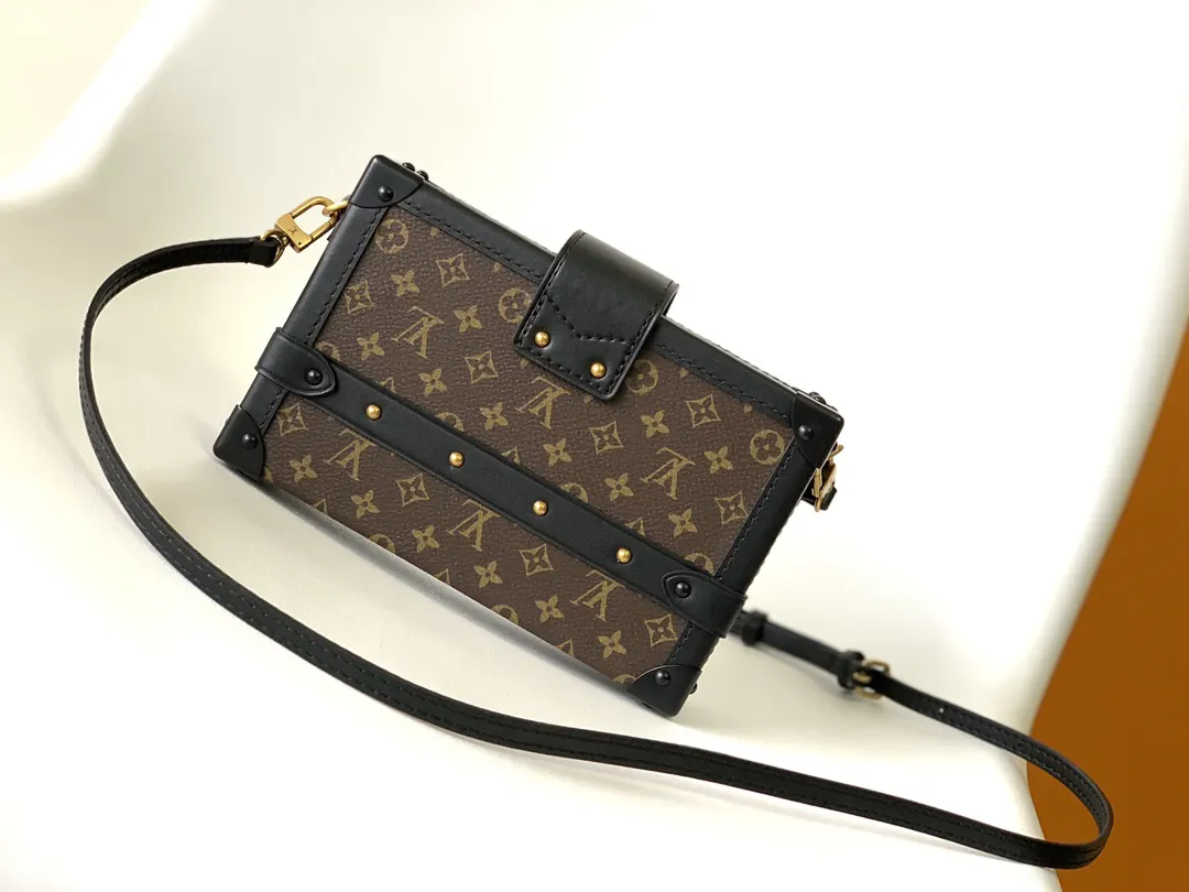 LV 牛皮 可作手拿包 也可通过可调节肩带斜挎 精致手拿款