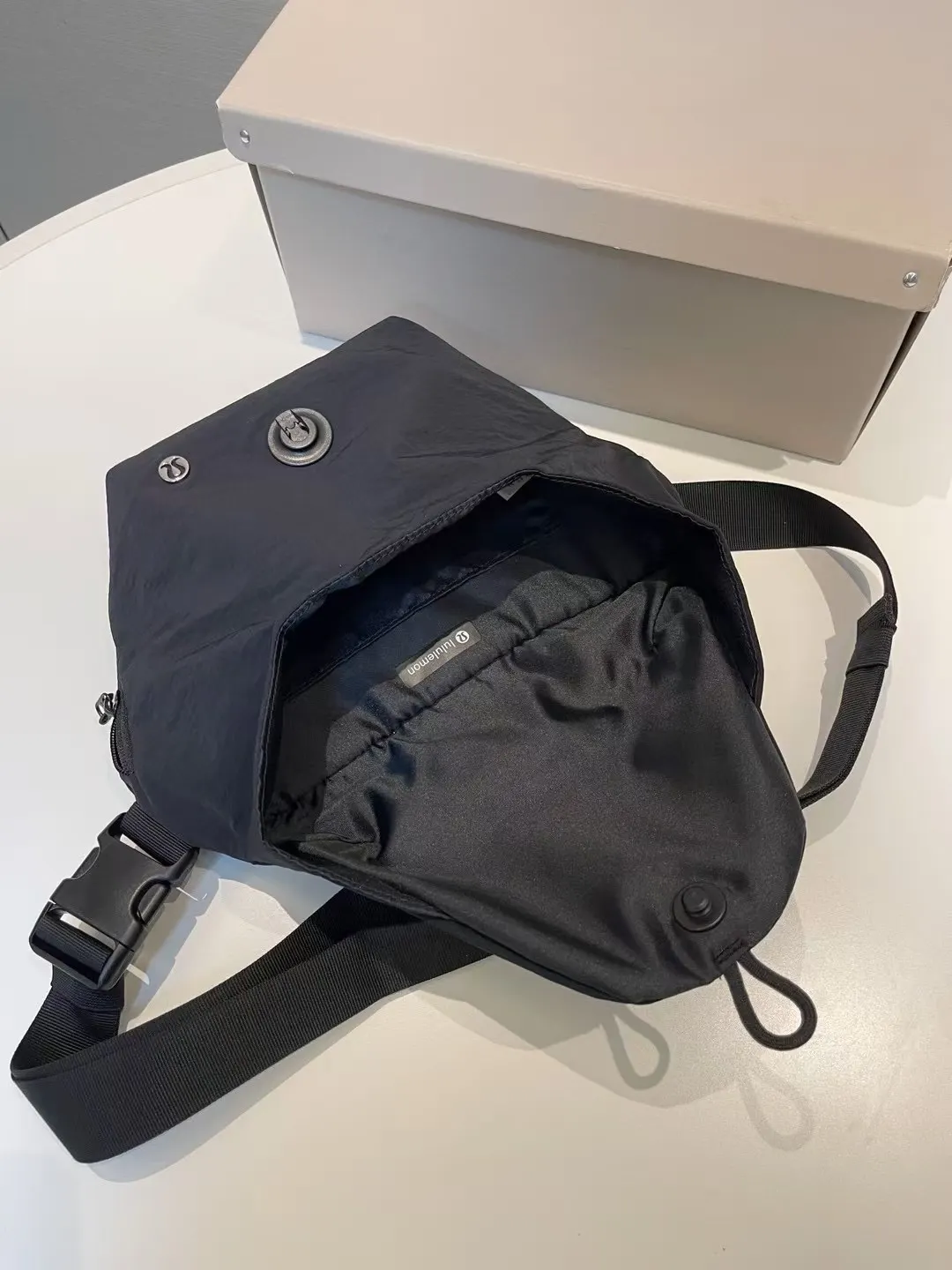 黑色 Lululemon Curved Cross 腰包 休閒腰包款