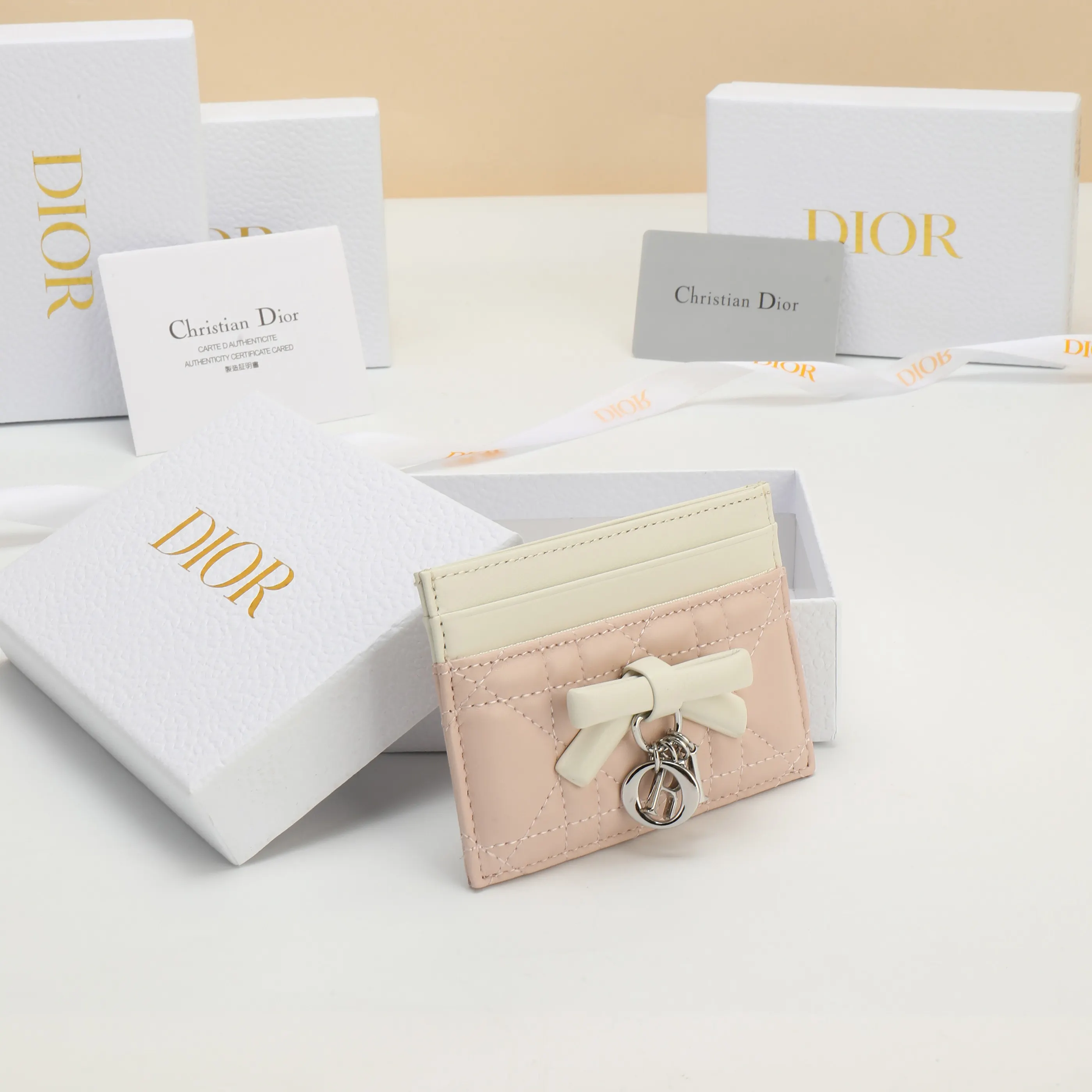 Dior Lady Dior Lady 白色羊皮卡夾 精緻配飾(數字3) Dior Lady Dior Lady 白色羊皮卡夾 精緻配飾(數字3)