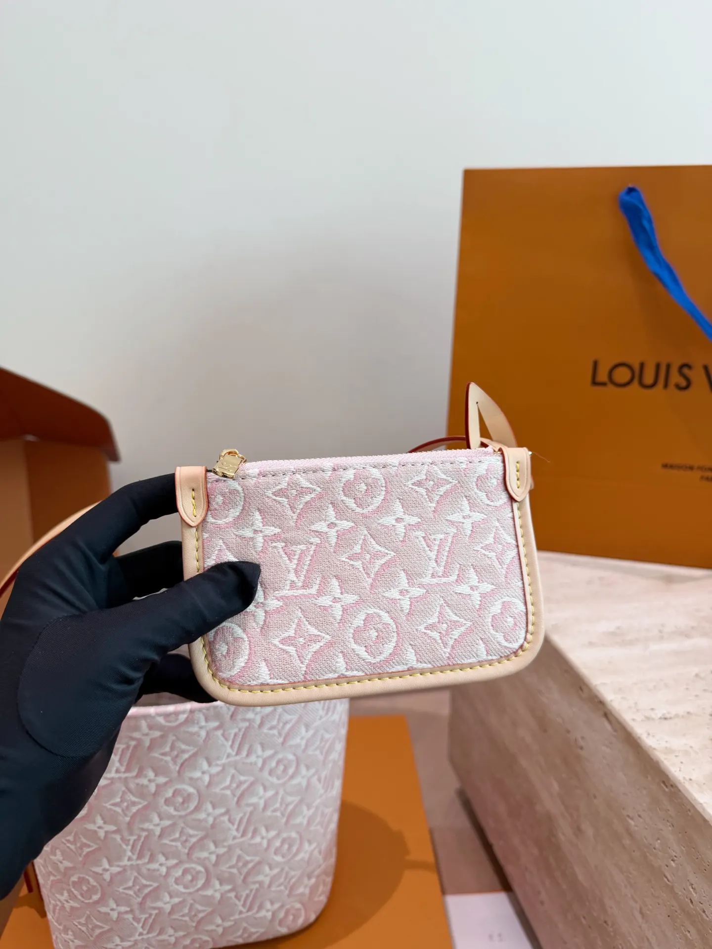LV 牛皮 浅色帆布轻微防水 日常通勤或休閒都很適合 斜背包 輕便斜挎款