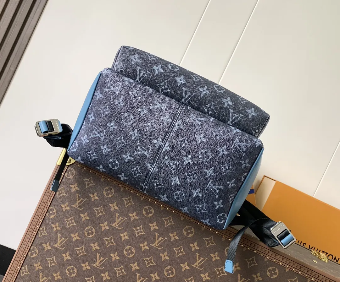 牛皮 外袋 拉链前袋和开口侧袋方便取放物品 内袋确保收納井 雙肩包 实用雙肩款