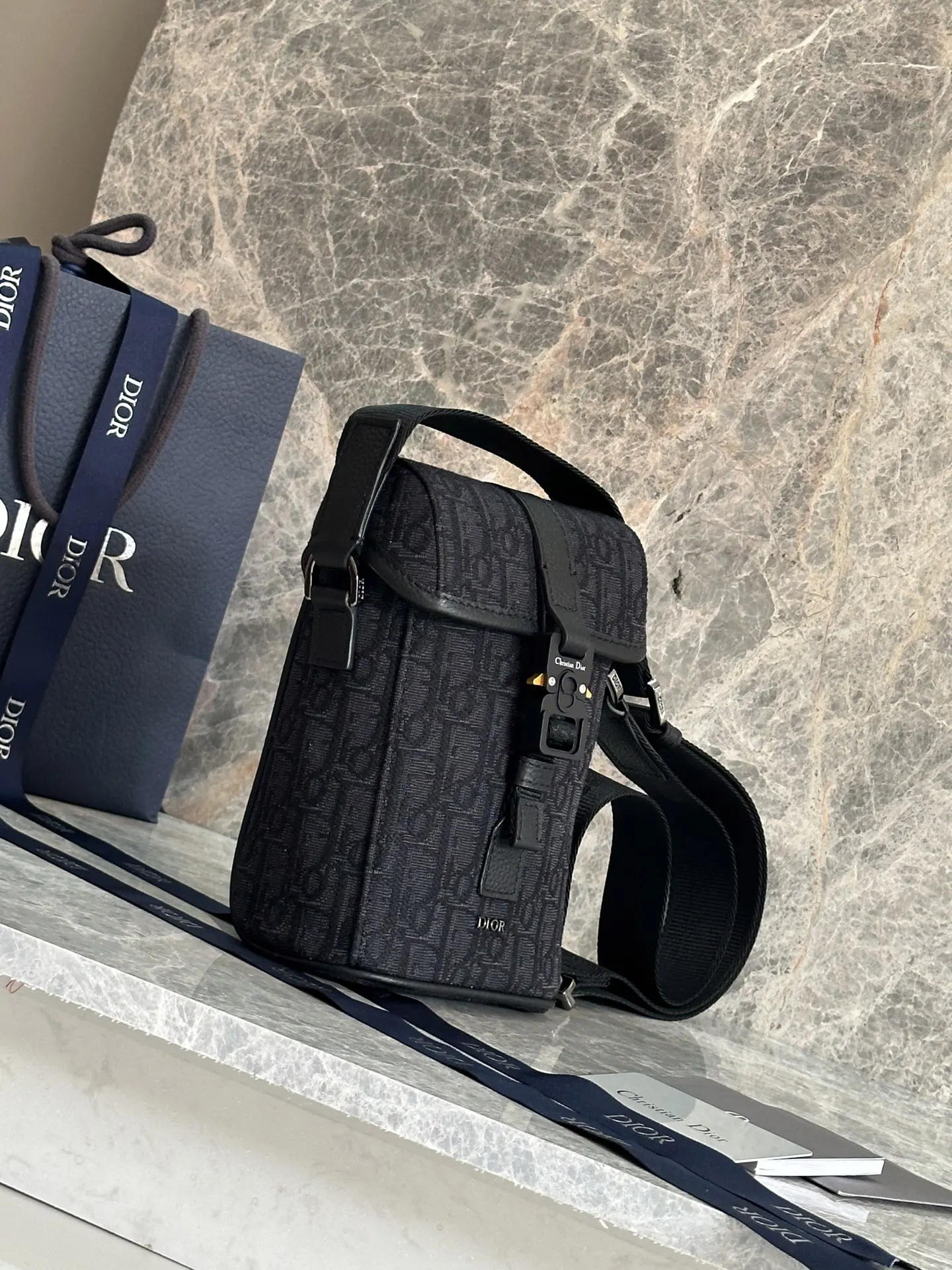 Dior 黑色蕾丝圆筒水桶包 斜挎