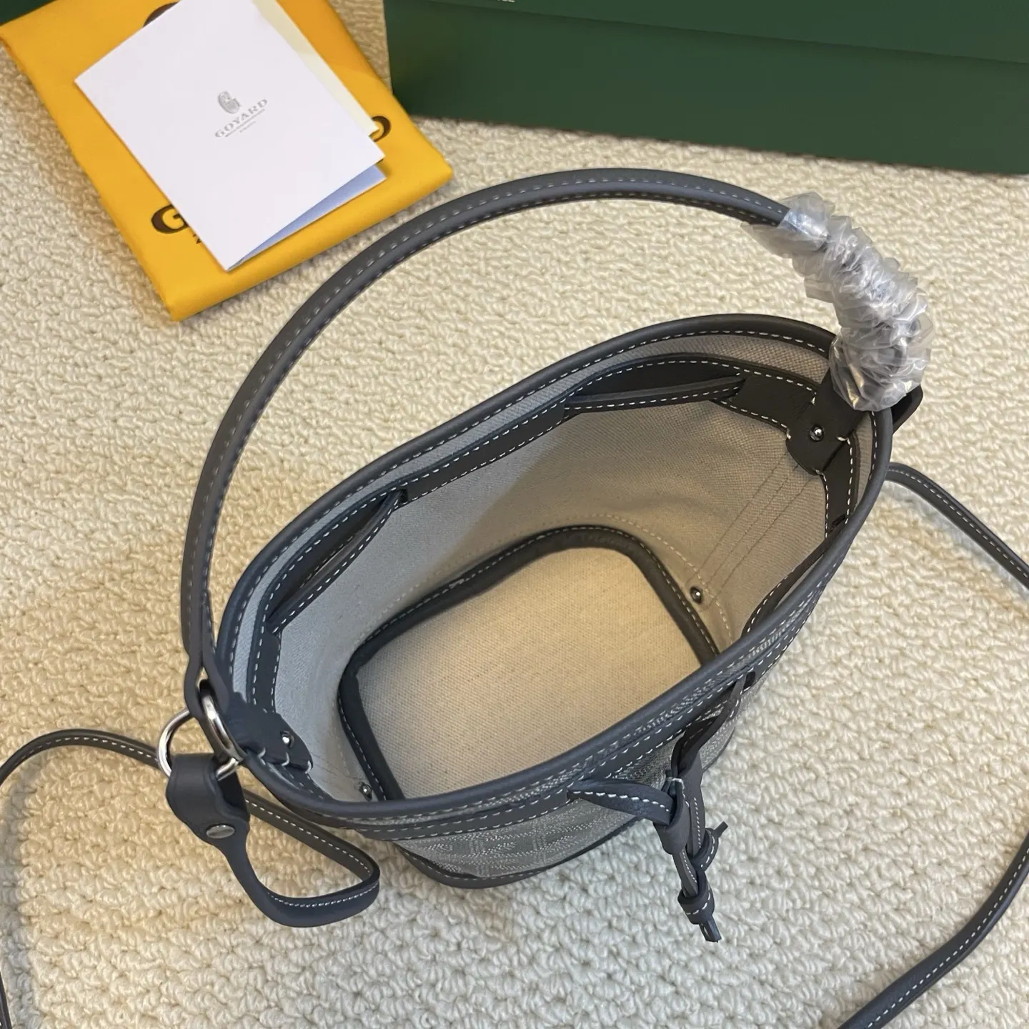 Goyard 皮革 轻盈小巧去始终保持标志性水桶百搭造型 水桶包 休闲水桶款