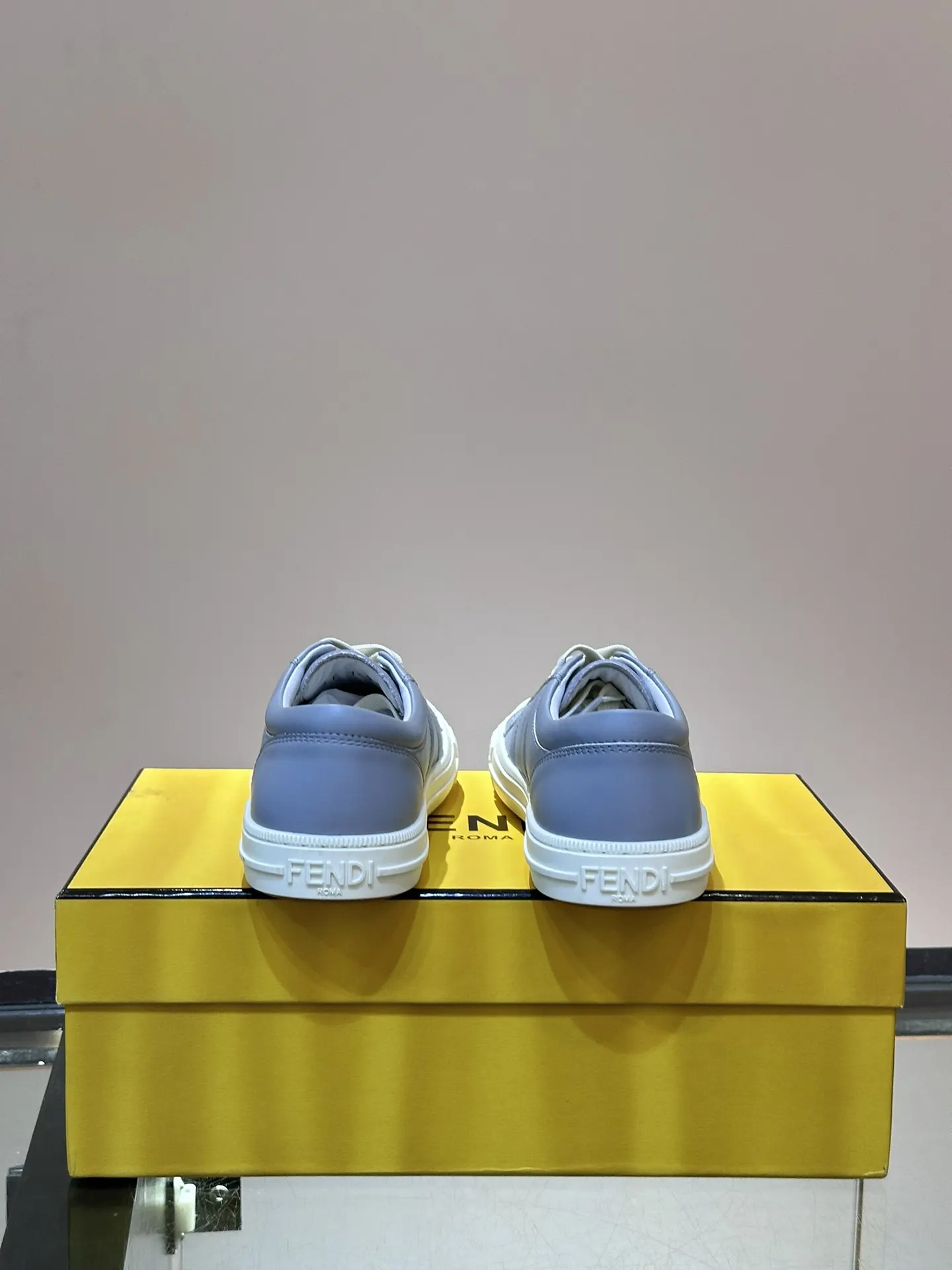 Fendi 運動鞋 休閒百搭款(數字8) Fendi 運動鞋 休閒百搭款(數字8)