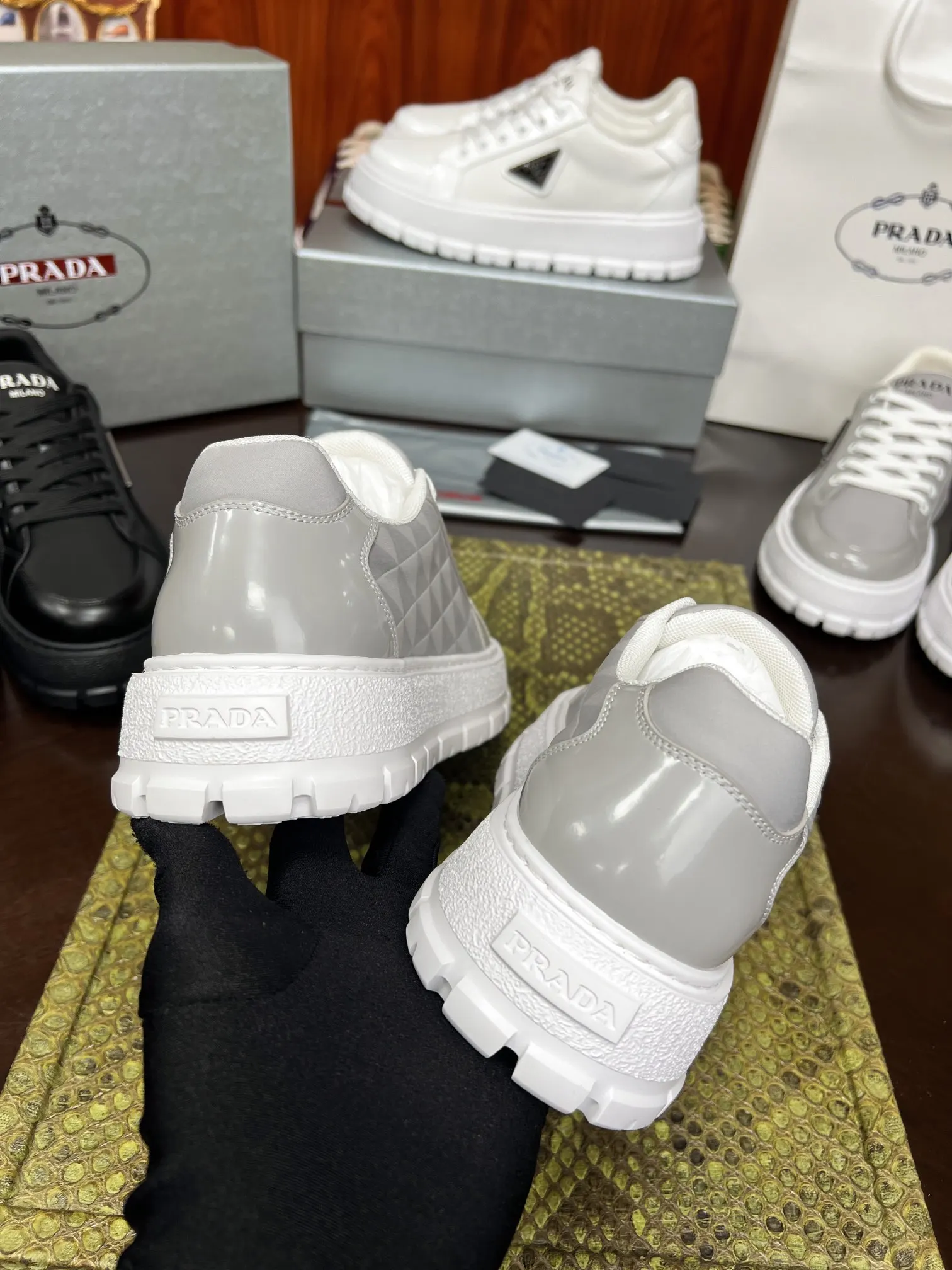 Prada 牛皮 休闲鞋 舒適