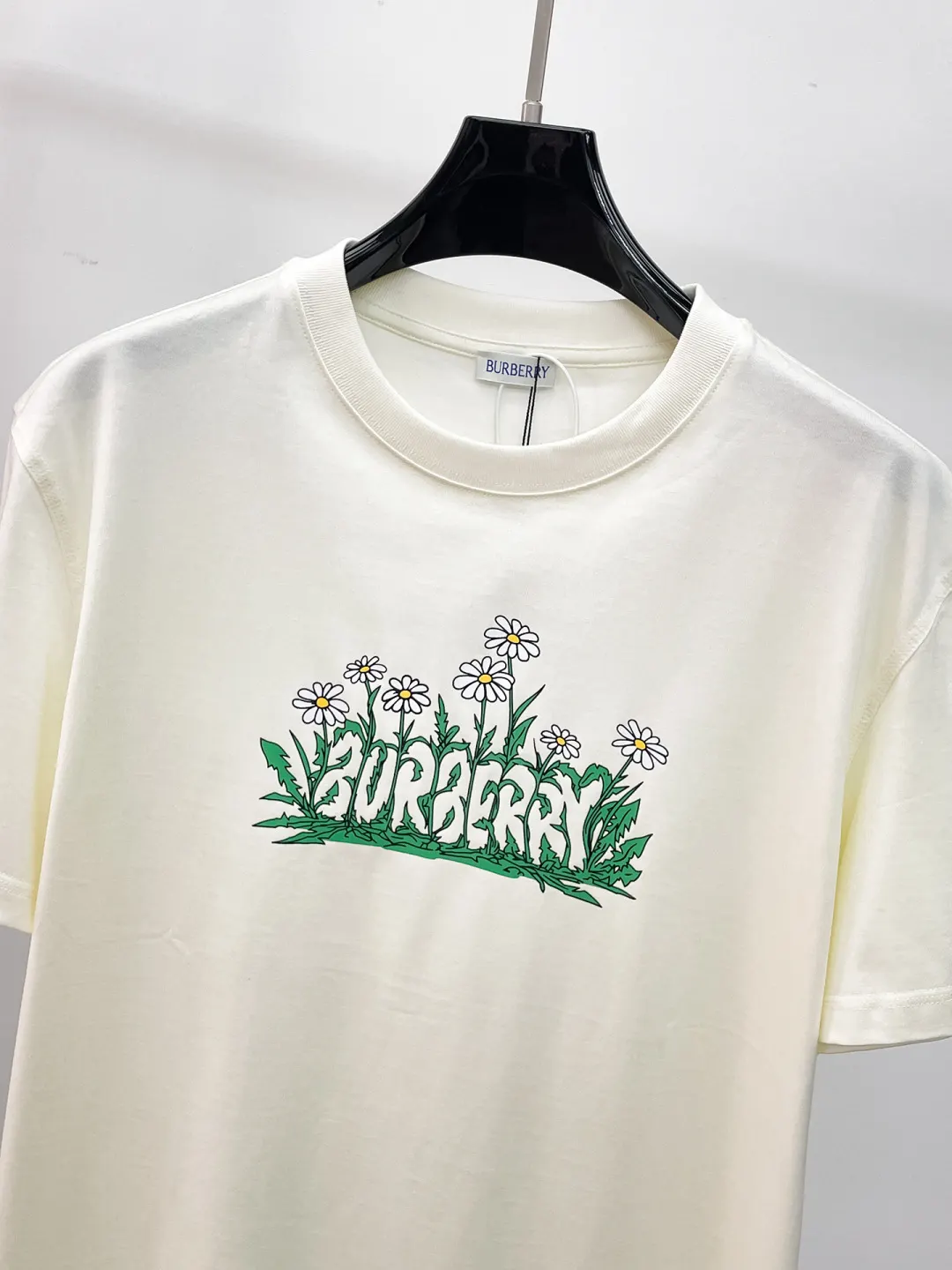 Burberry Print Short Sleeve T-Shirt Casual Versatile Style Image 3 Burberry Print Short Sleeve T-Shirt Casual Versatile Style Image 3