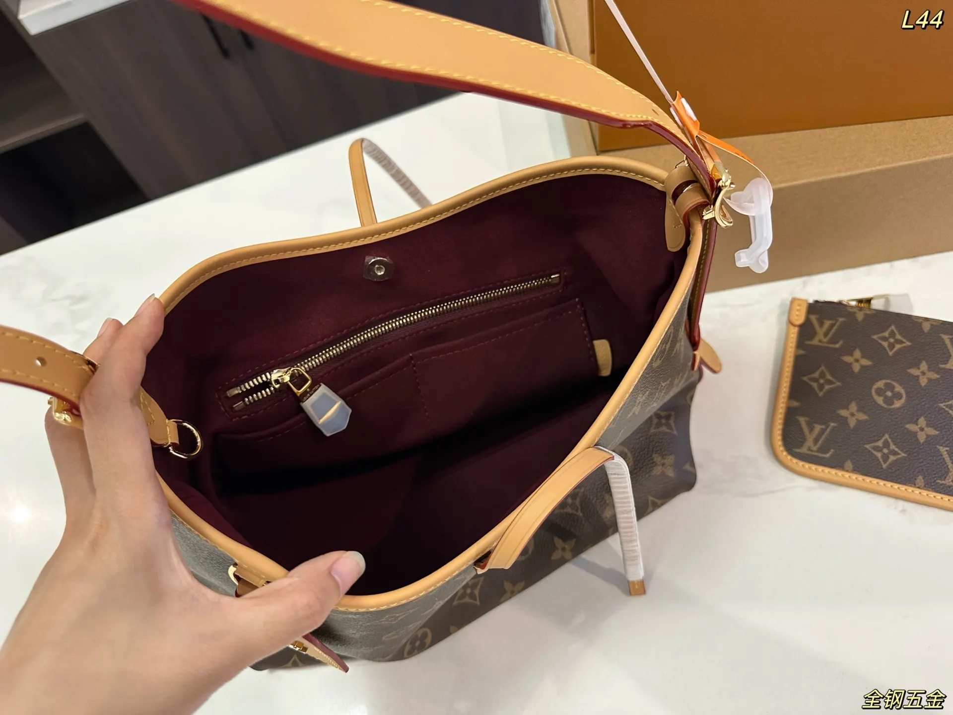 LV CarryAll 全钢五金 斜背包 輕便斜挎款