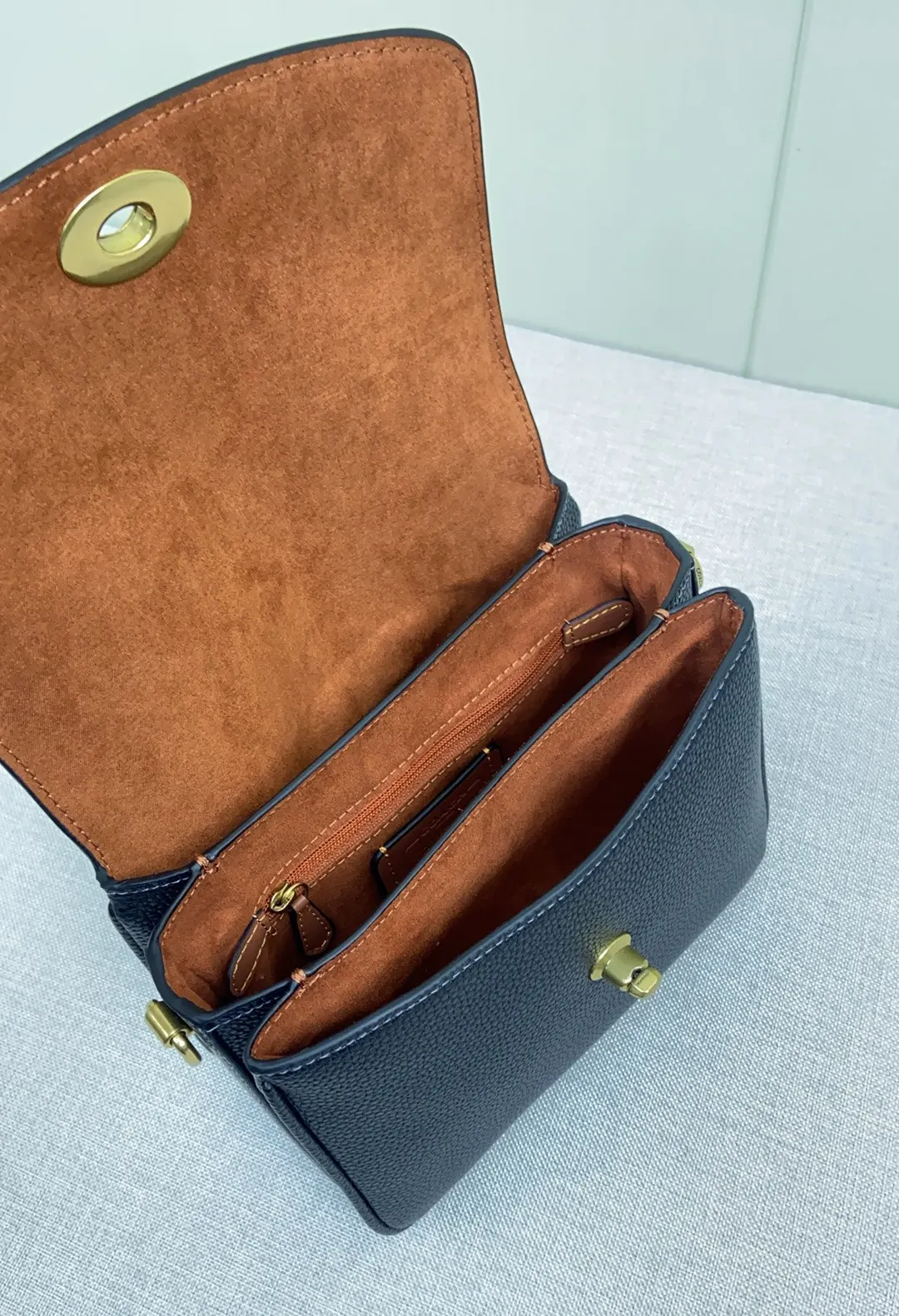 Crossbody Bag Lightweight Leather Image 9 Crossbody Bag Lightweight Leather Image 9