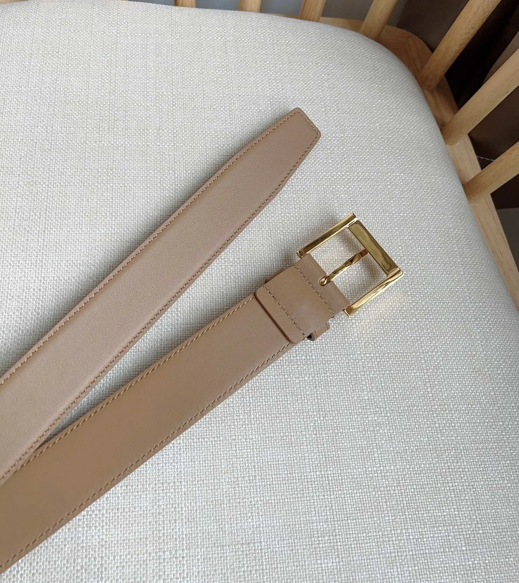 PRADA 皮革 腰带 通勤搭配款