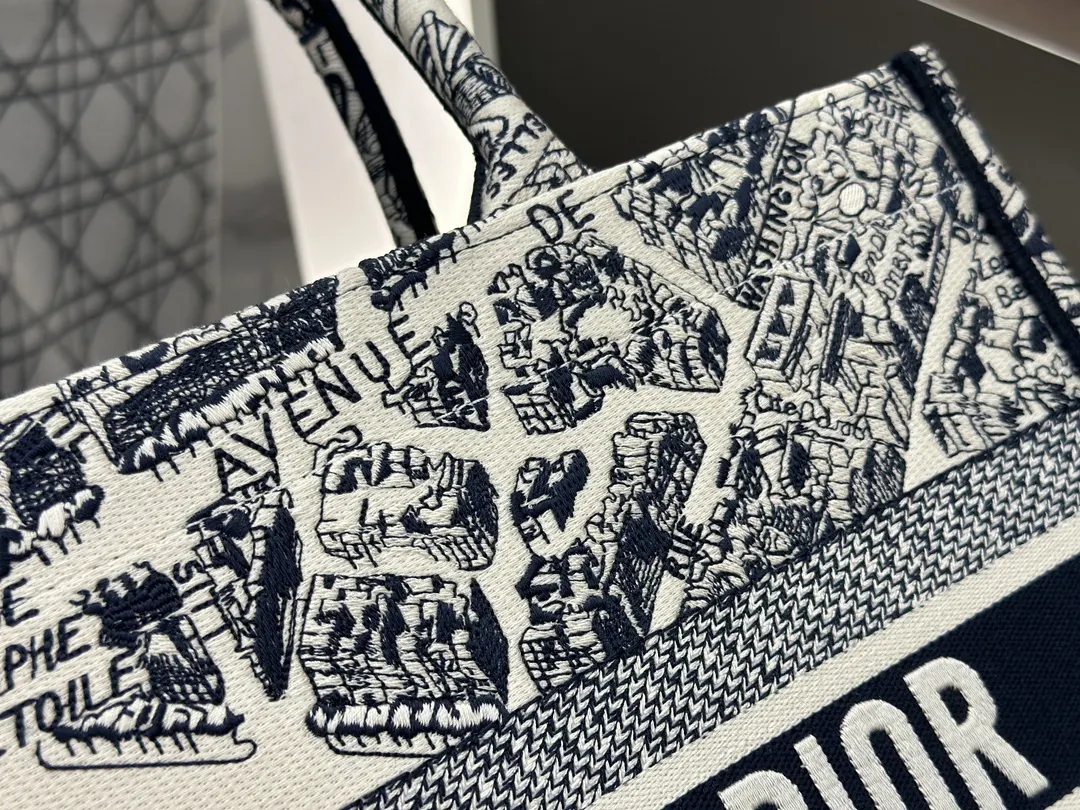 立体图案细腻的刺繡復古精致 将古典艺术与现代時尚巧 托特包 大容量托特款