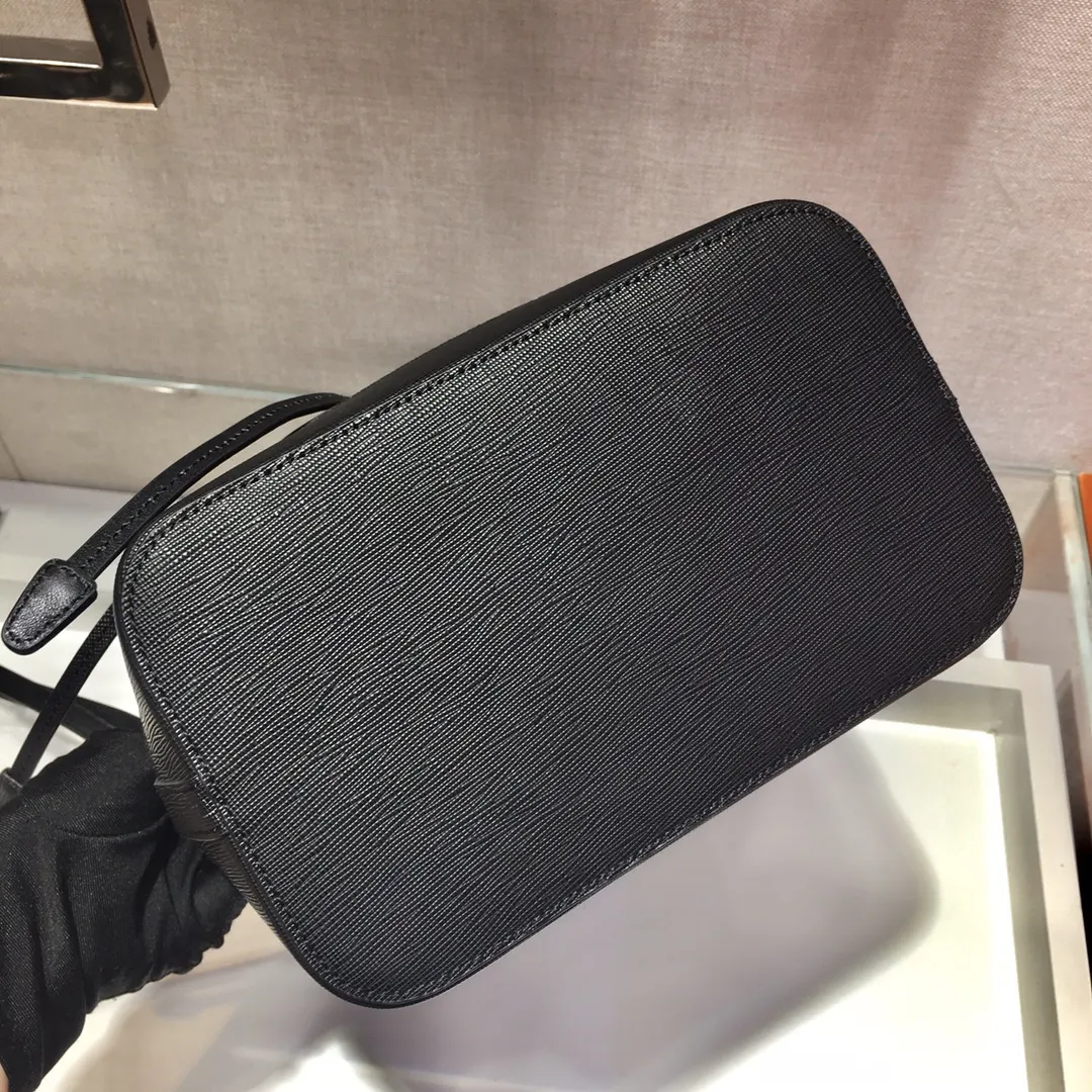 PRADA 1BE055 Re-Nylon尼龙 Saffiano十字纹牛皮 水桶包 日常通勤款