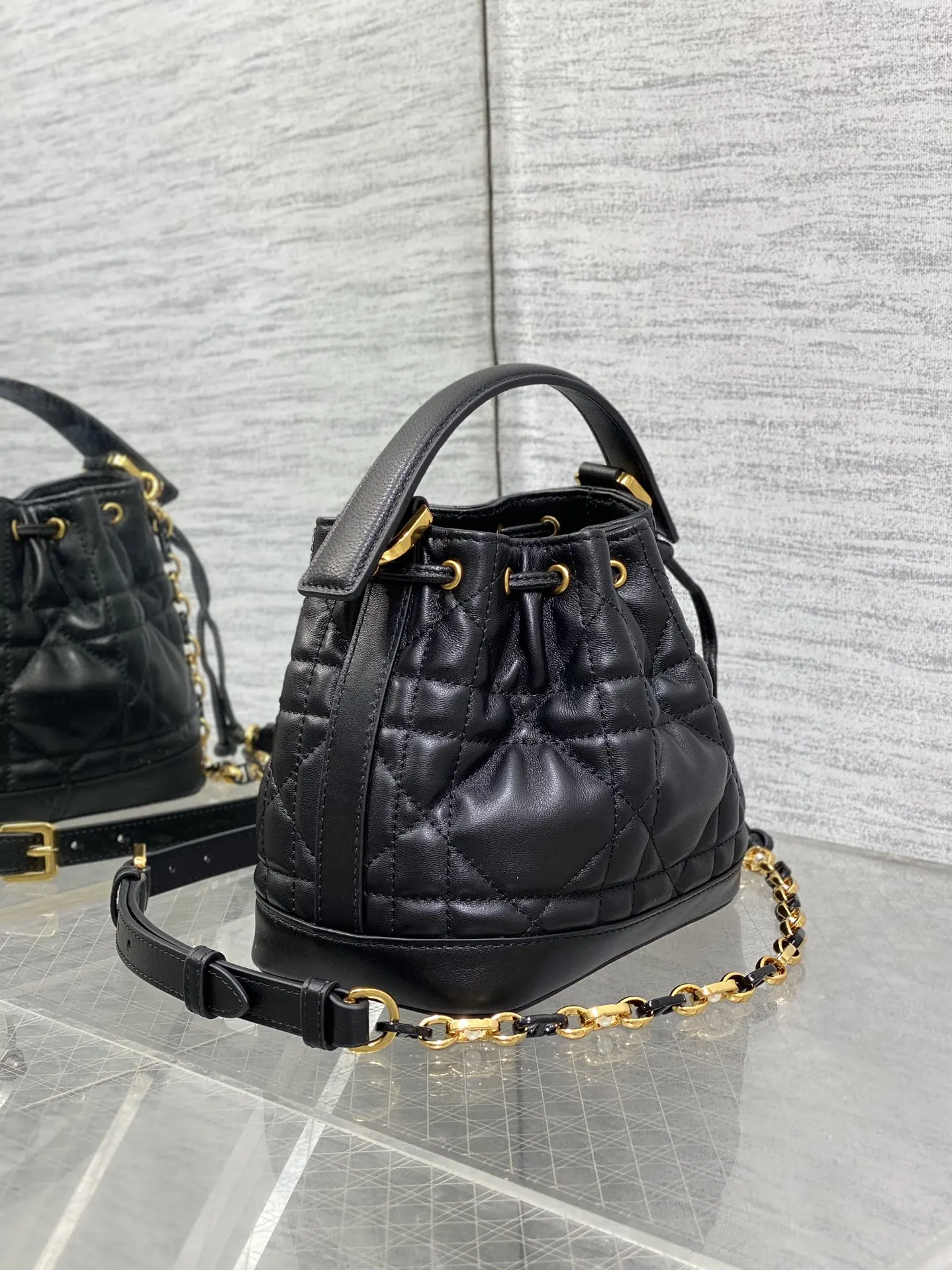 Dior 牛皮 全套 砖柜最新Jolie系列水桶包 优 鏈條包 精致鏈條款