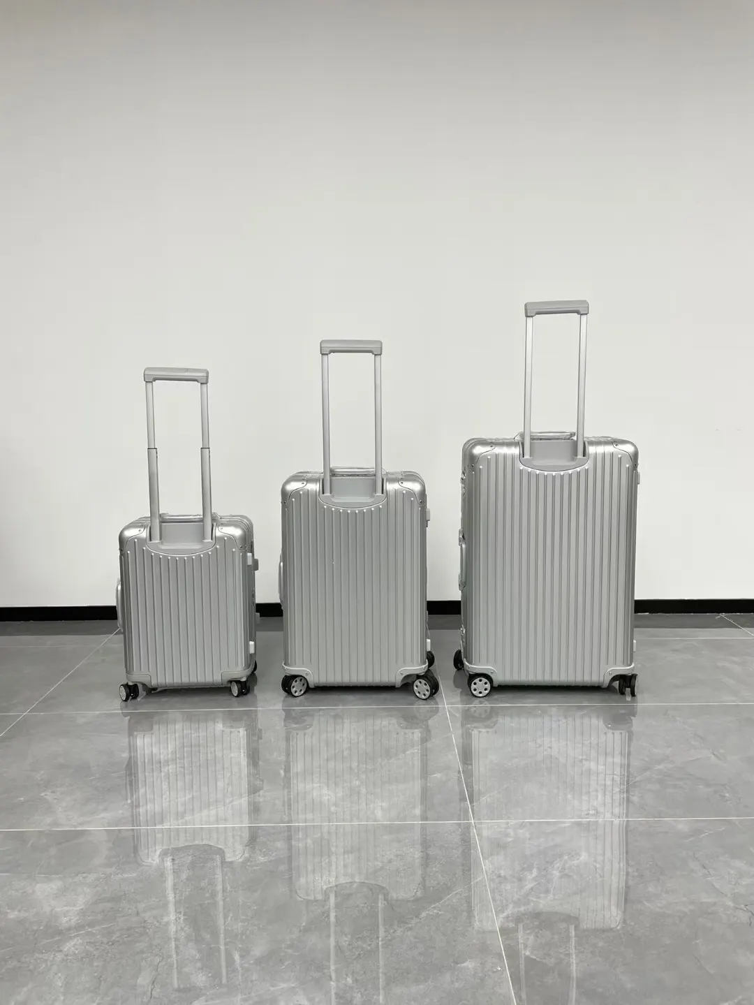 黑色 銀色 日默瓦rimowa拉杆箱行李箱登机箱旅行箱方胖子運動 旅行拉杆款 輕便出行款