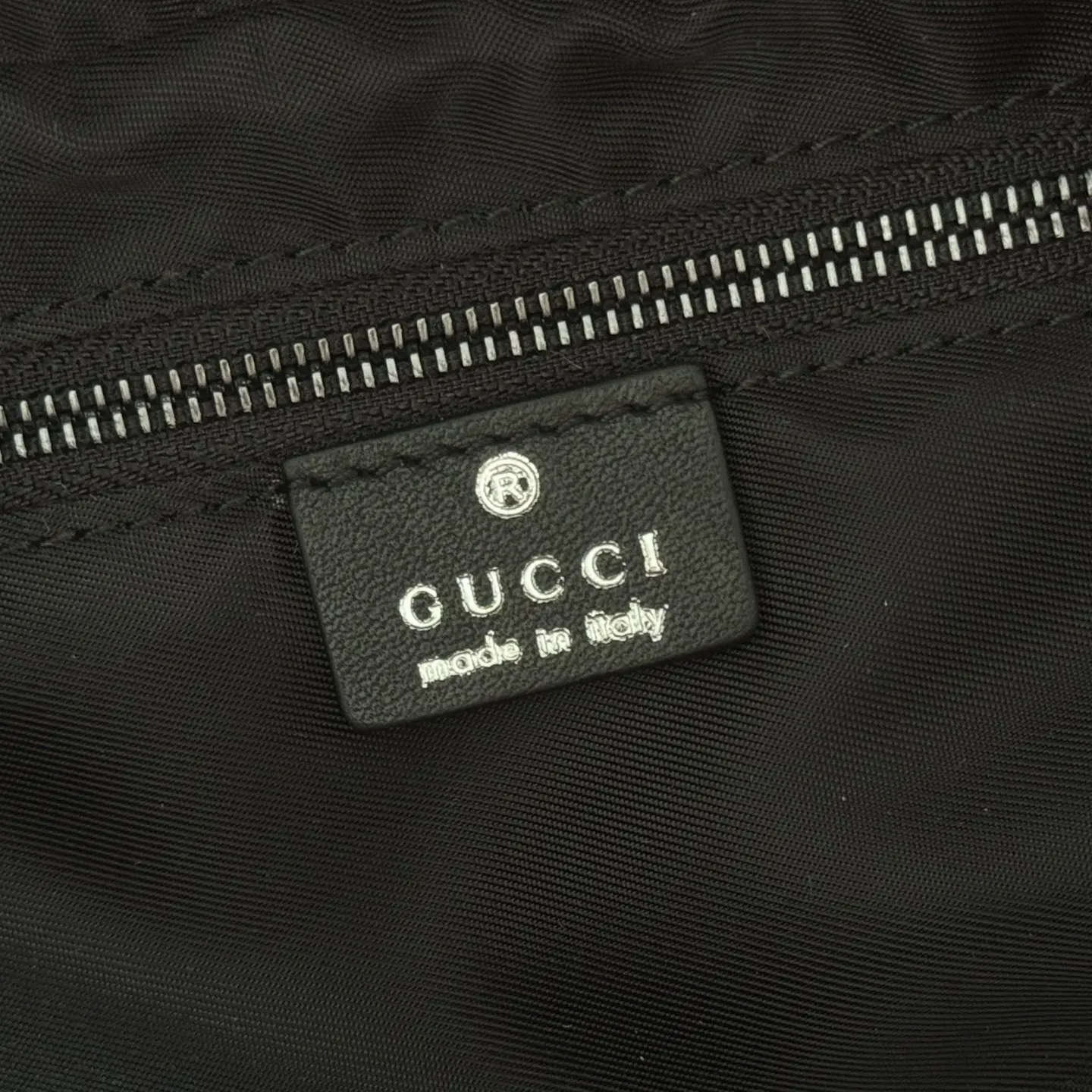 Gucci 黑色 银色 受品牌标志性造型启发 全新包袋系列通过现代视角焕然重 斜挎包 轻便斜挎款
